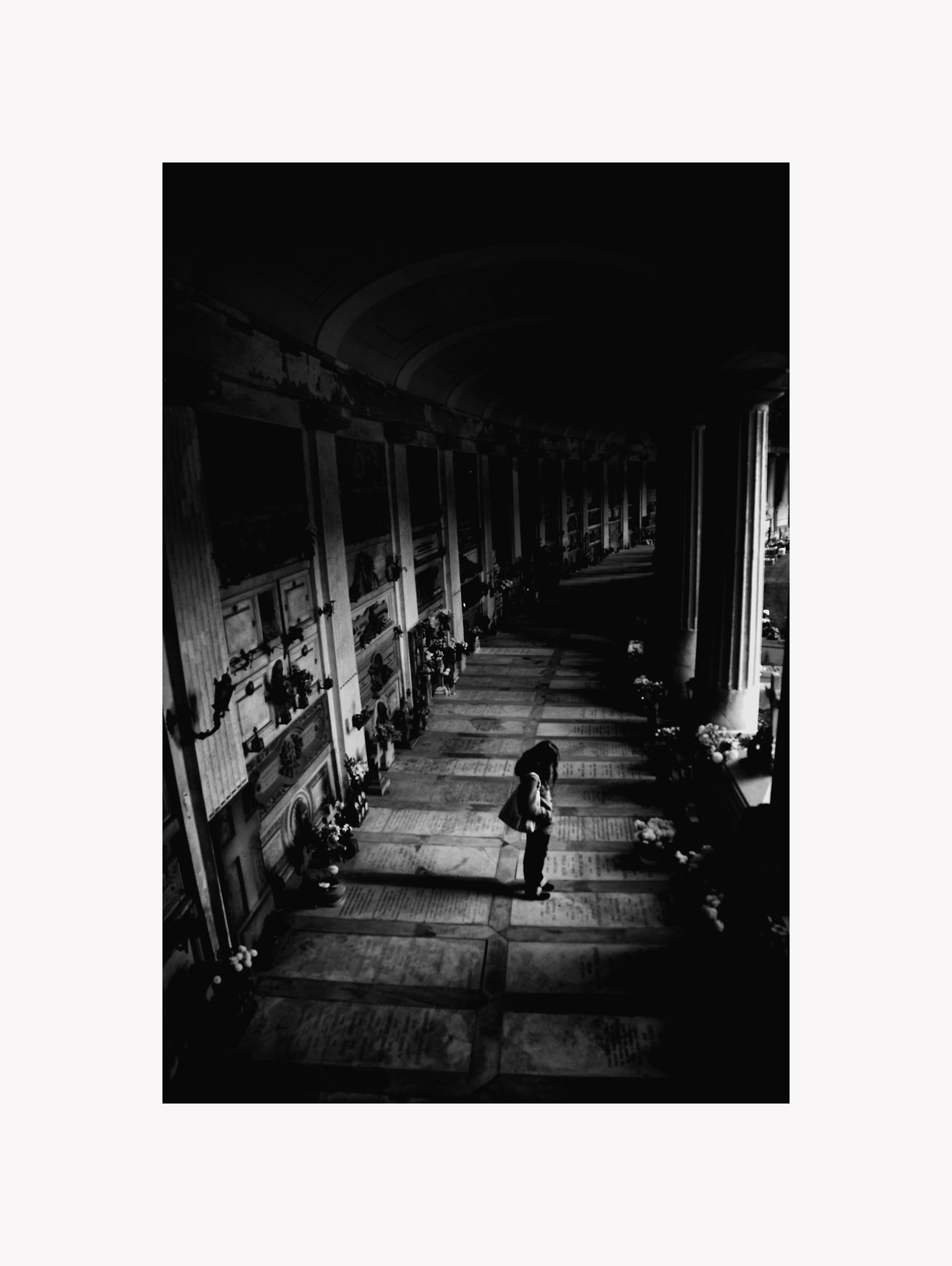 010. Nel silenzio di una folla