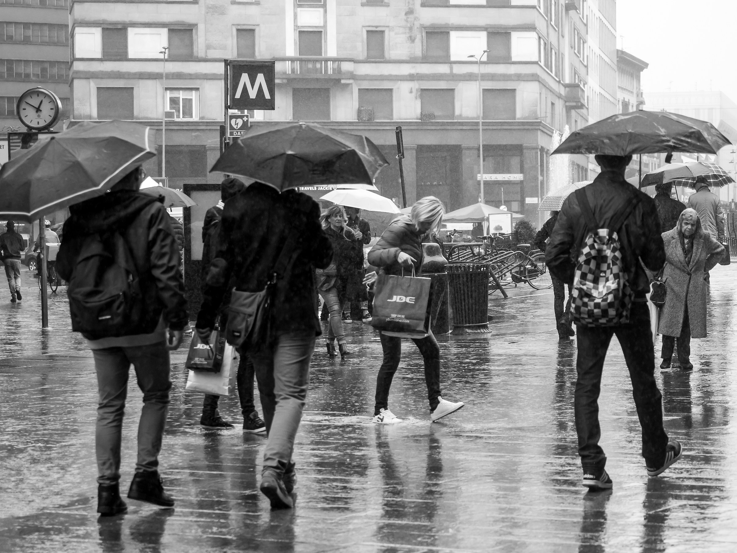 acquisti sotto la pioggia (wet shopping)