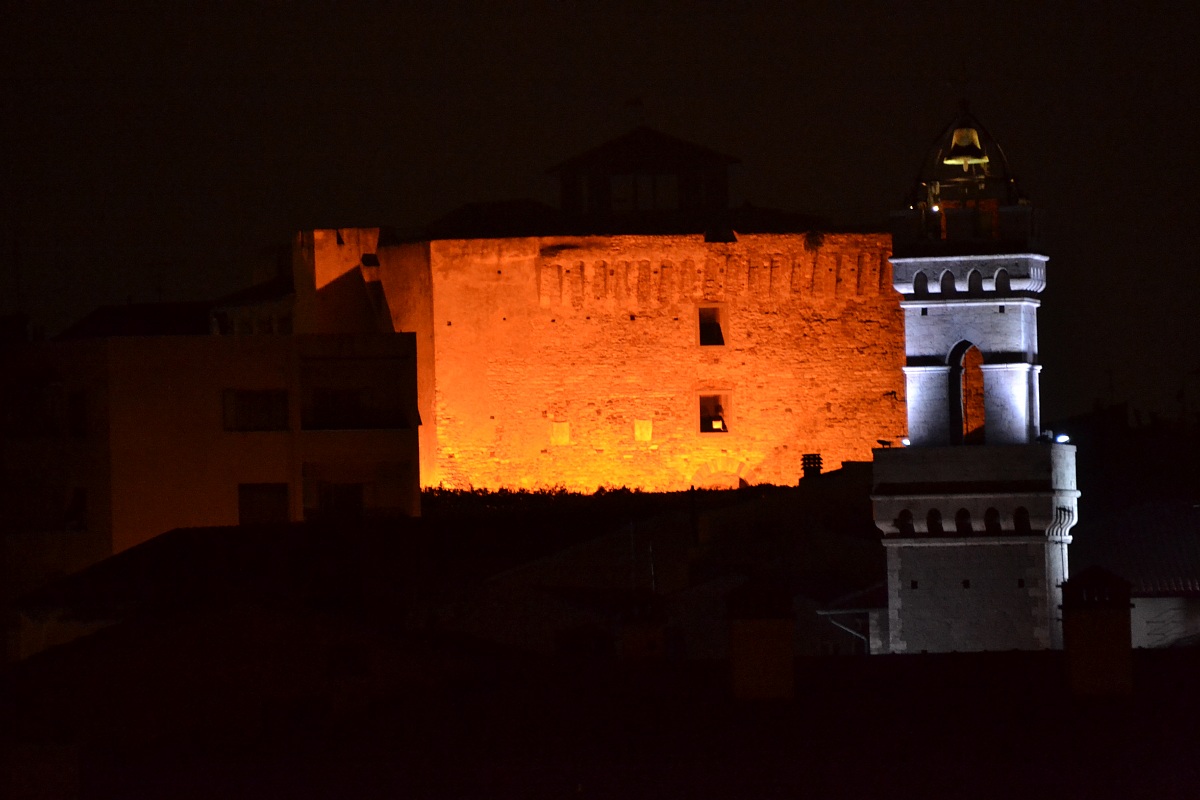 Colors and contrasts .... 13