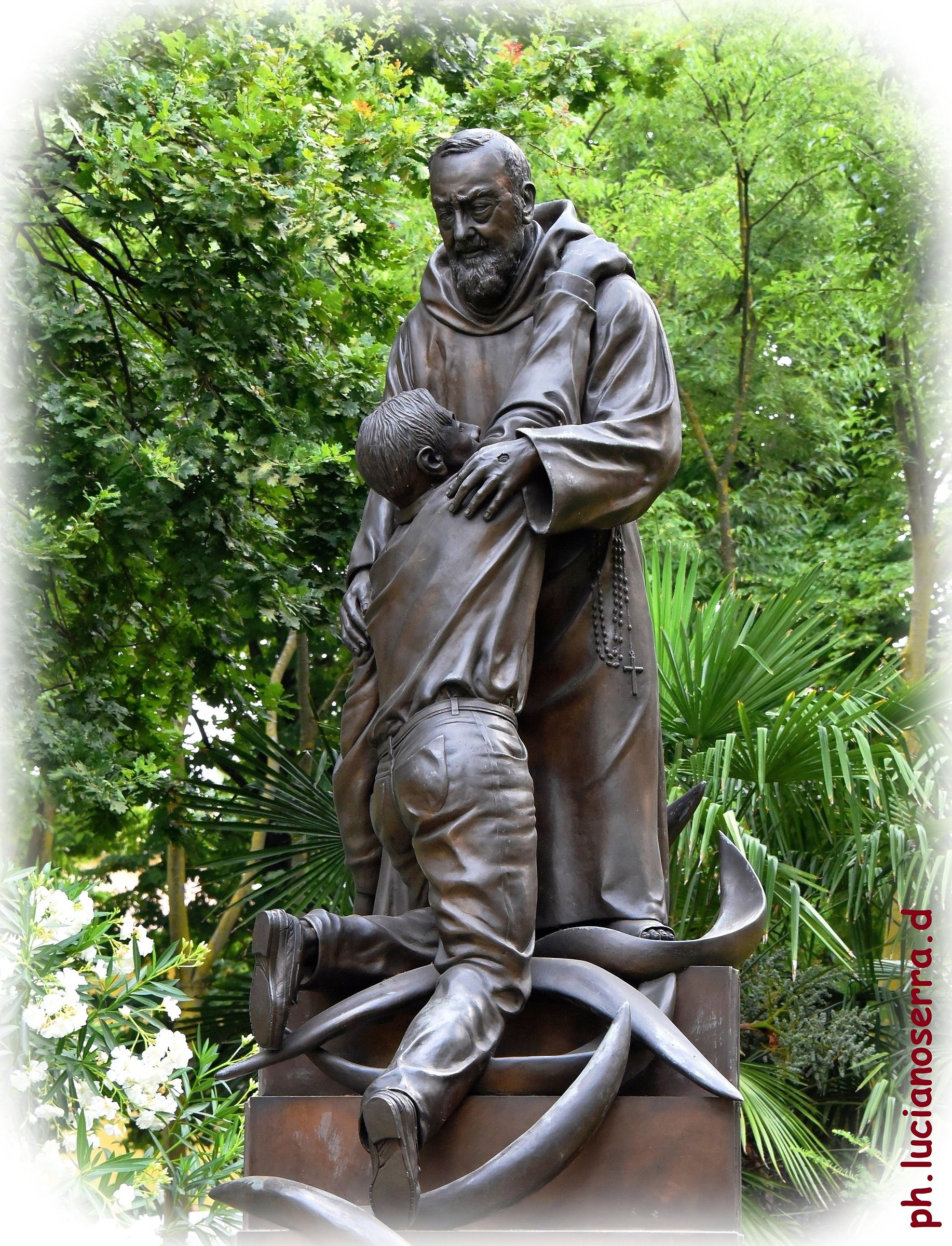 Statua di Padre Pio fotografata durante l' estate