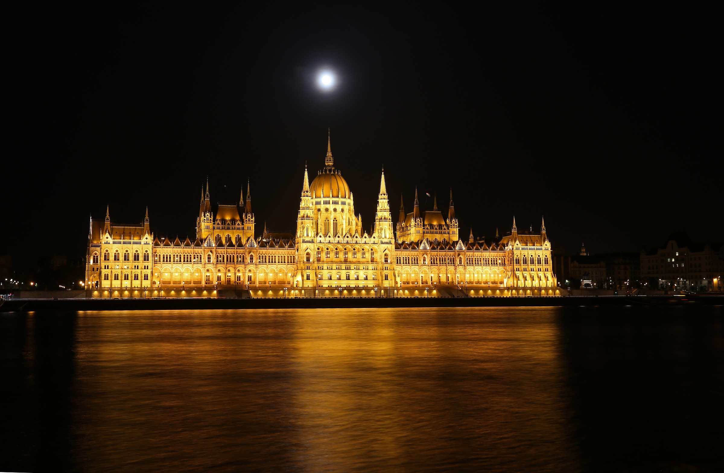 Budapest: palazzo del parlamento con luna piena