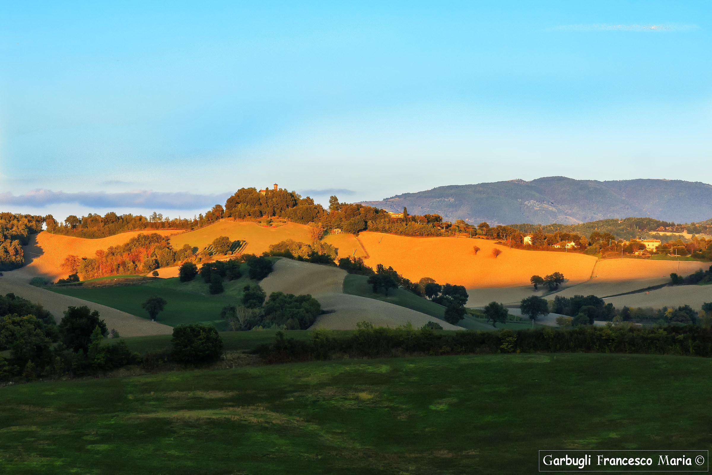 Luce radente sulle colline Fermignanesi