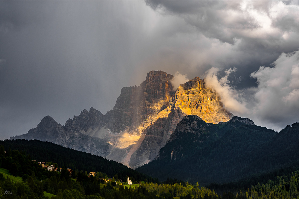 A small church, the storm ... Pelmo.