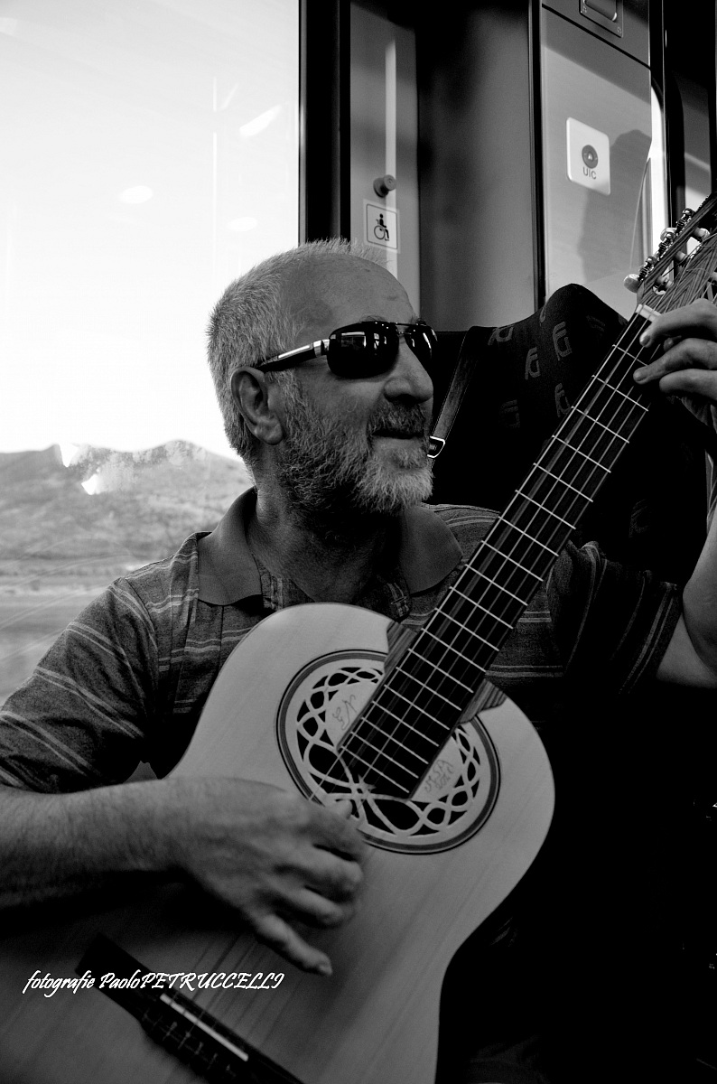 singing traveling tarantula Gargano hornbeam folk fest