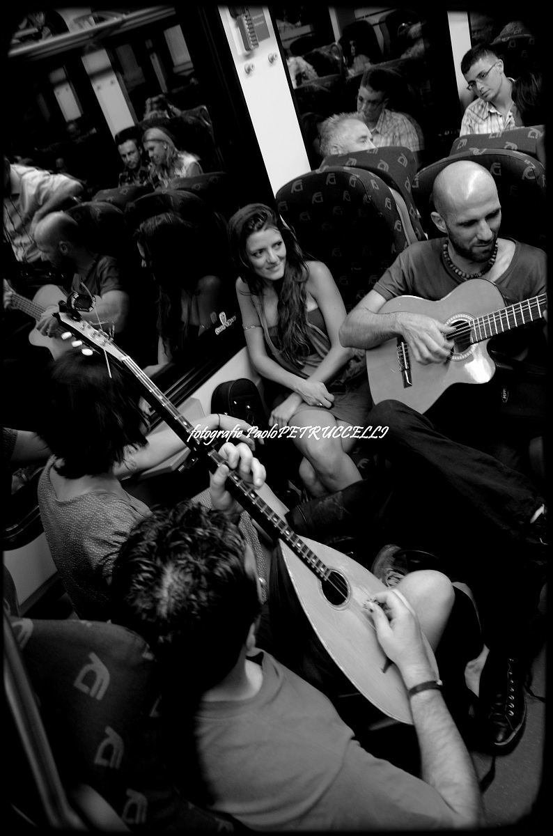 singing traveling tarantula Gargano hornbeam folk fest