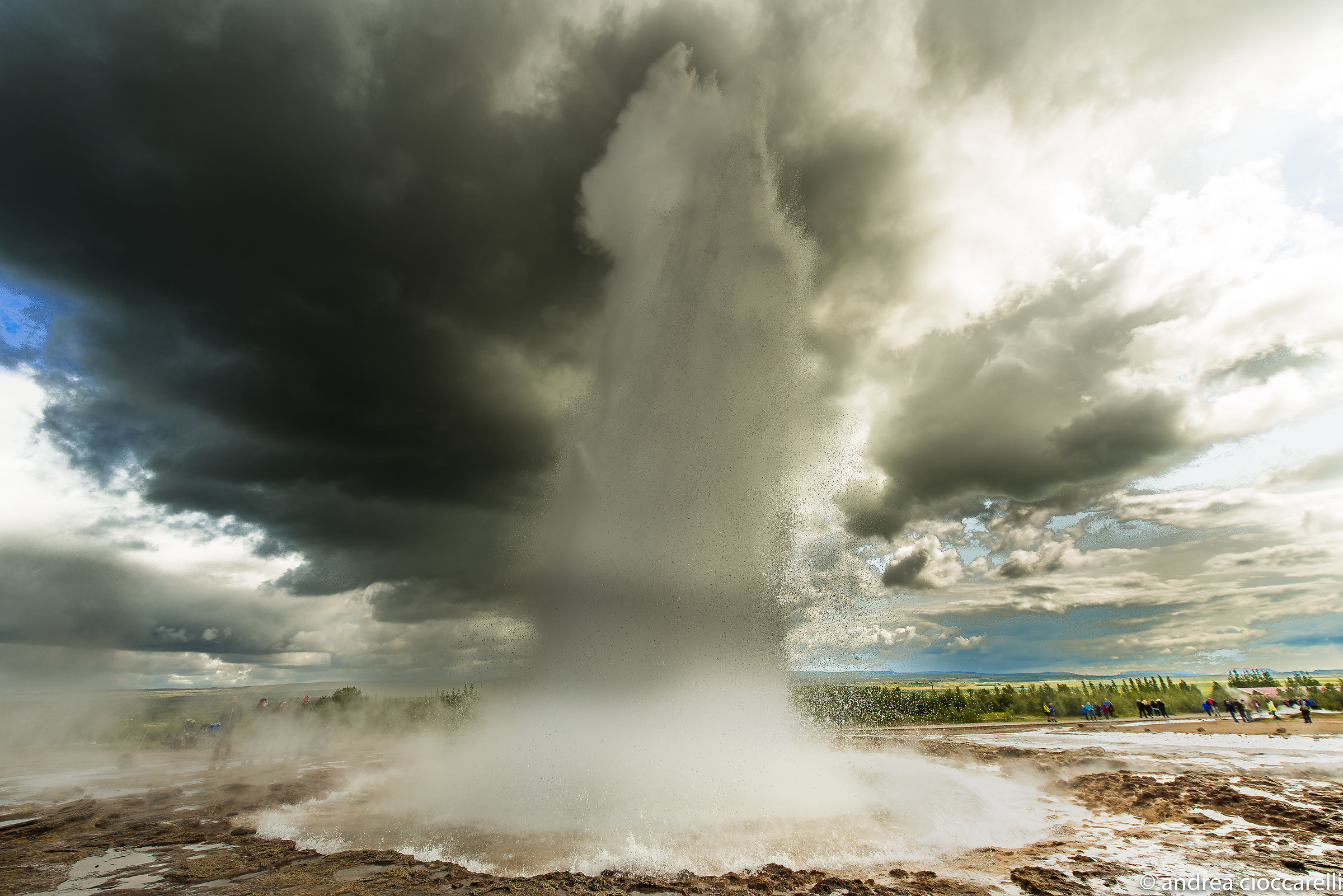 strokkur, between the earth and the sky
