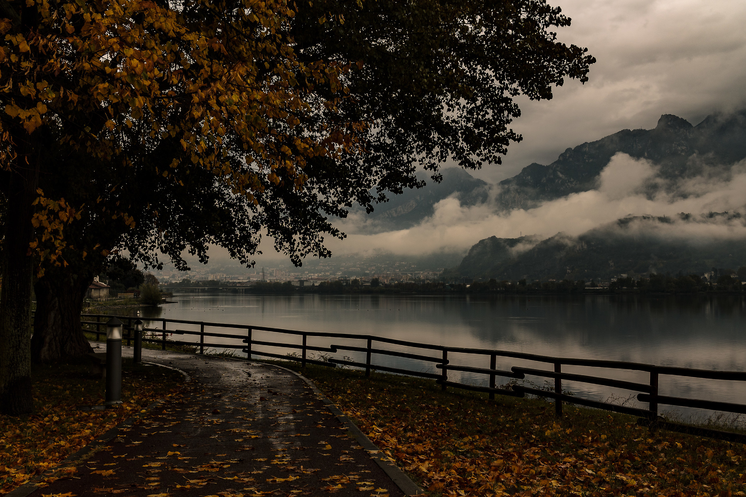 Autumn of that branch of Lake Como ...
