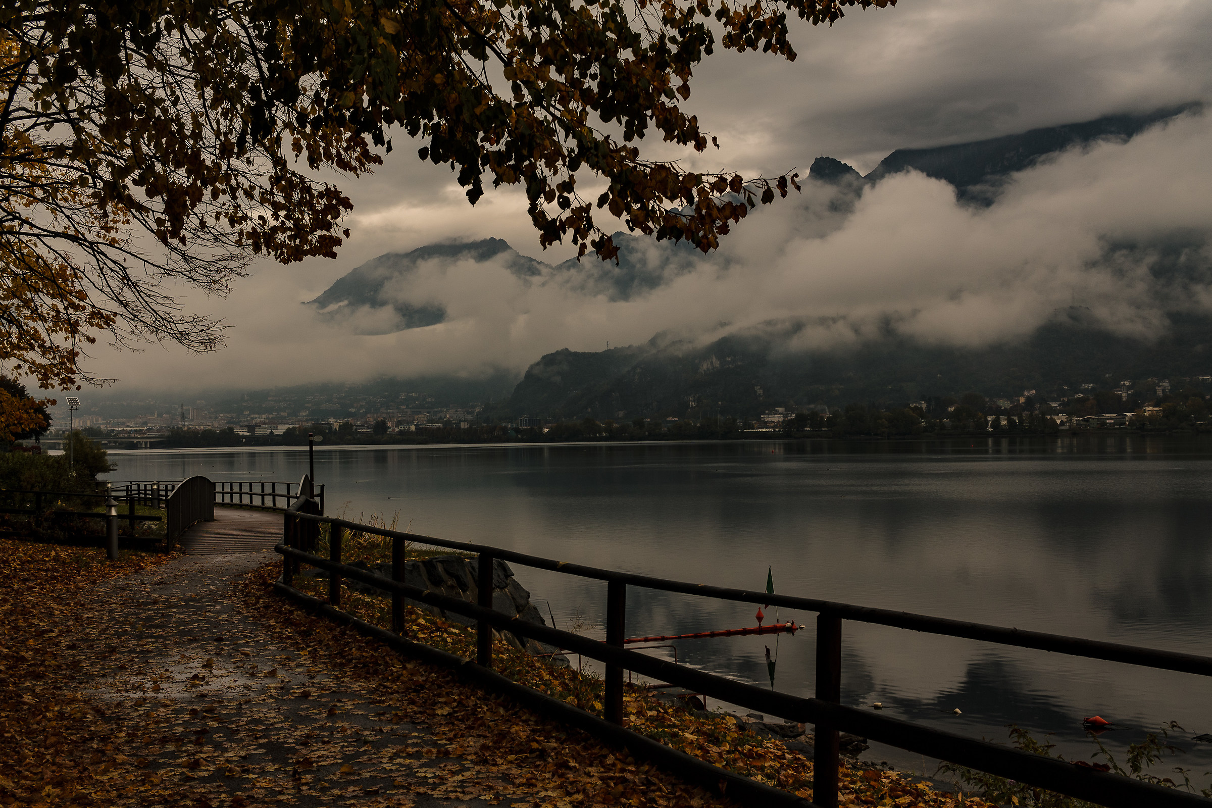 Autumn of that branch of Lake Como ...