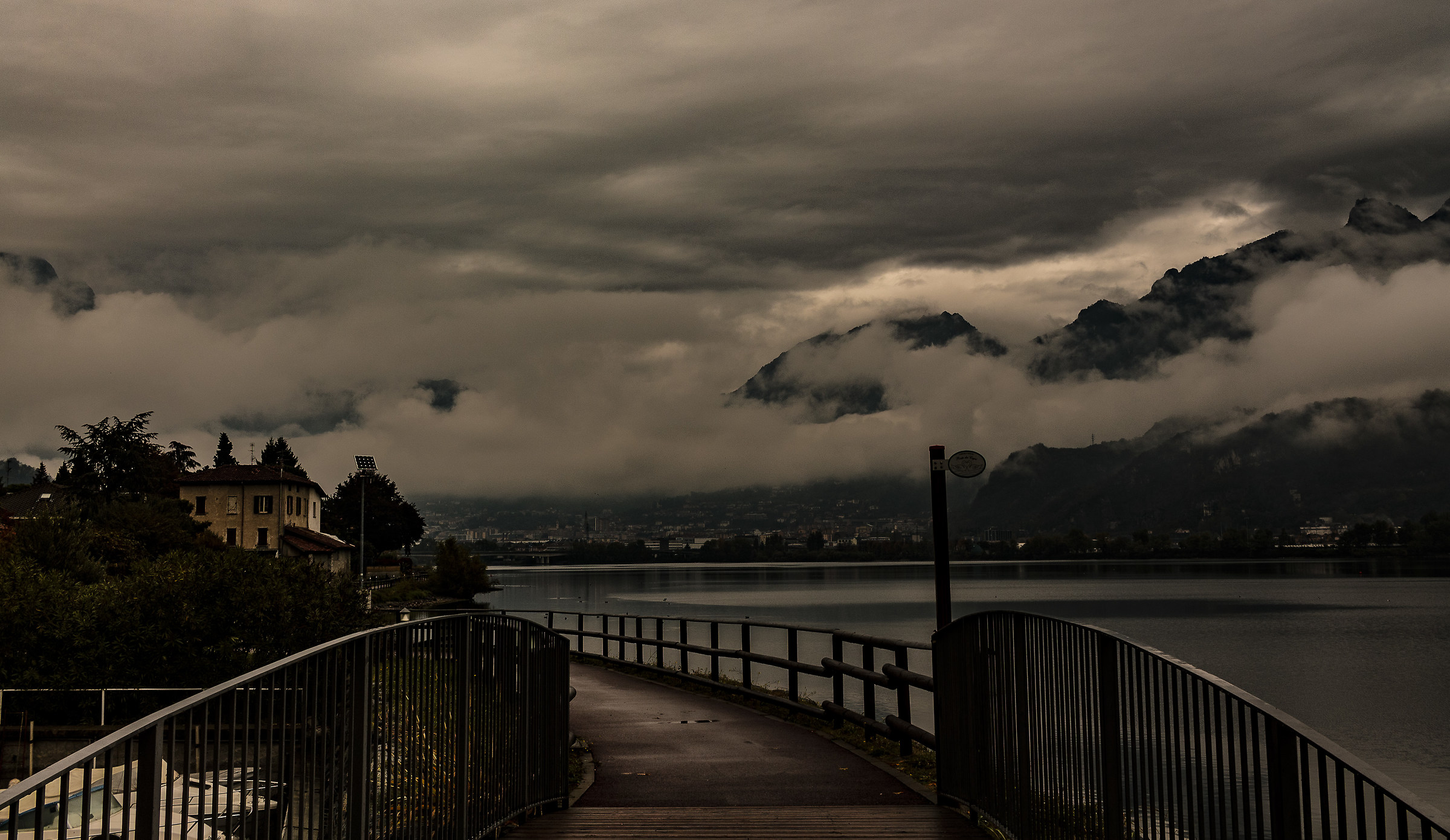 Autumn of that branch of Lake Como ...