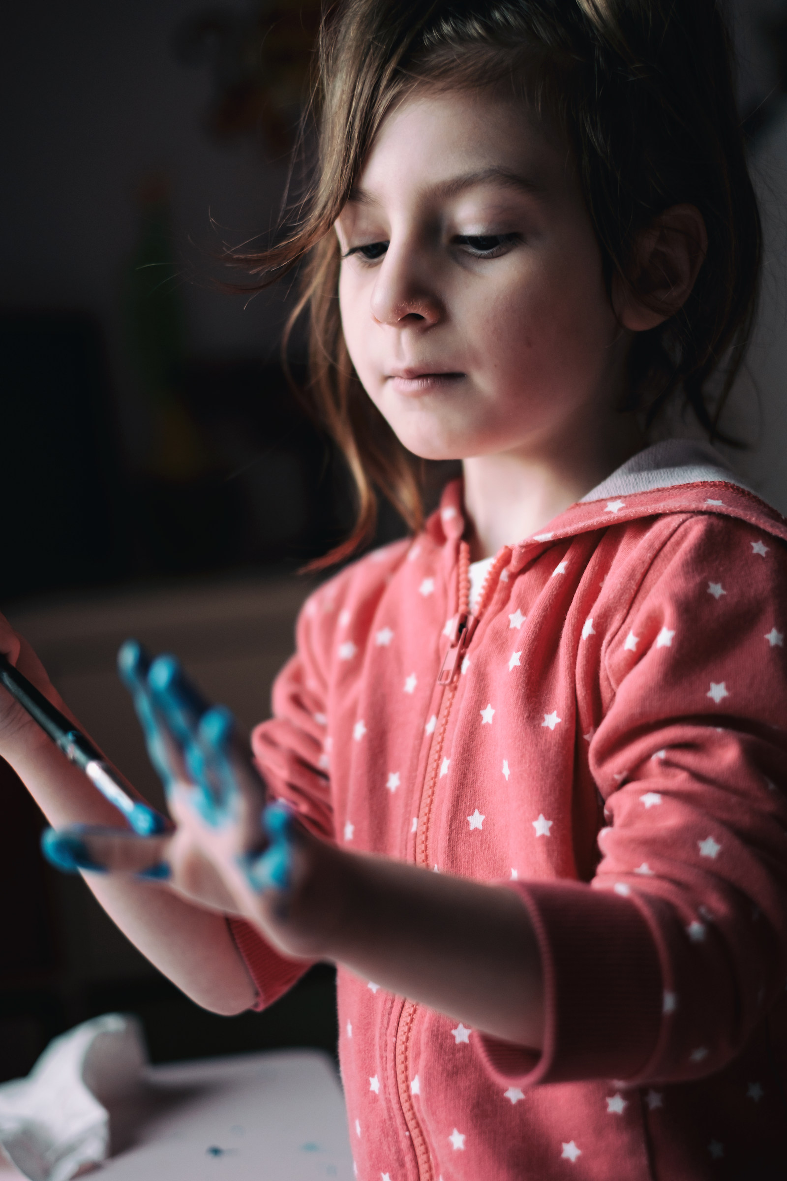 la mia pittrice si dipingeva le mani e la faccia di blu