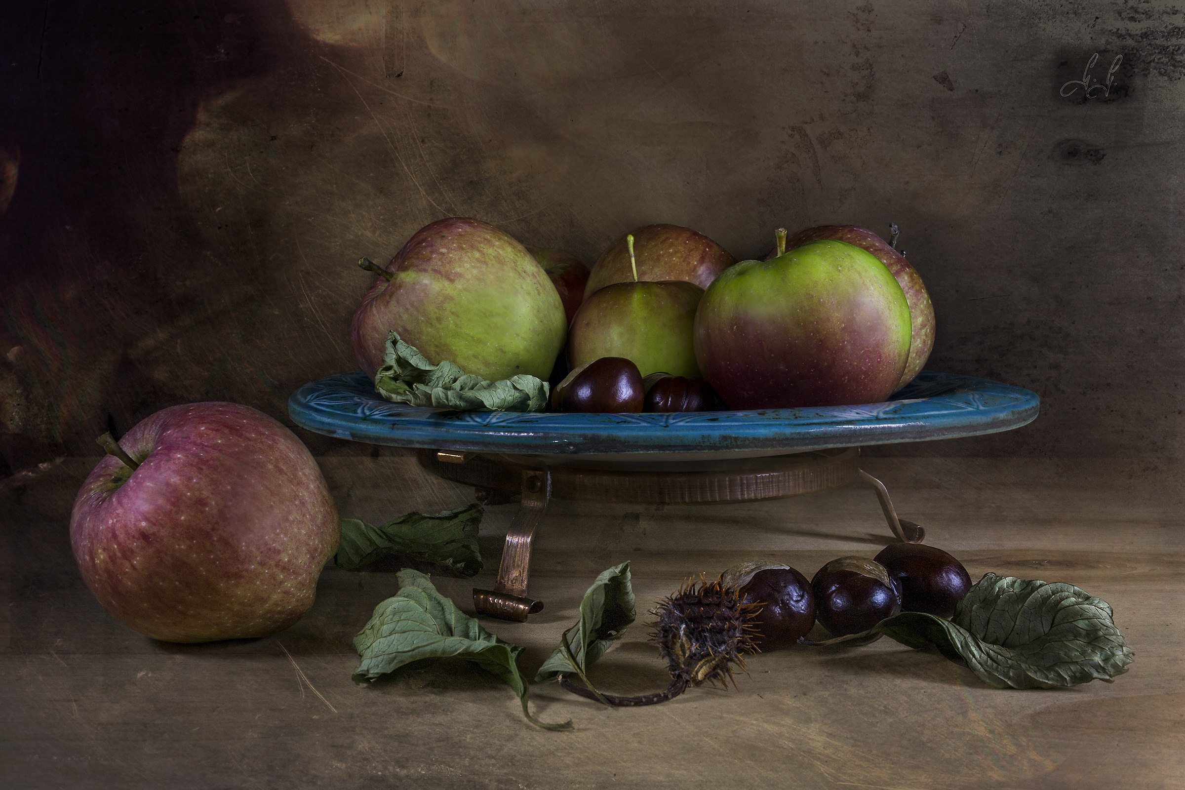 Plate with apples