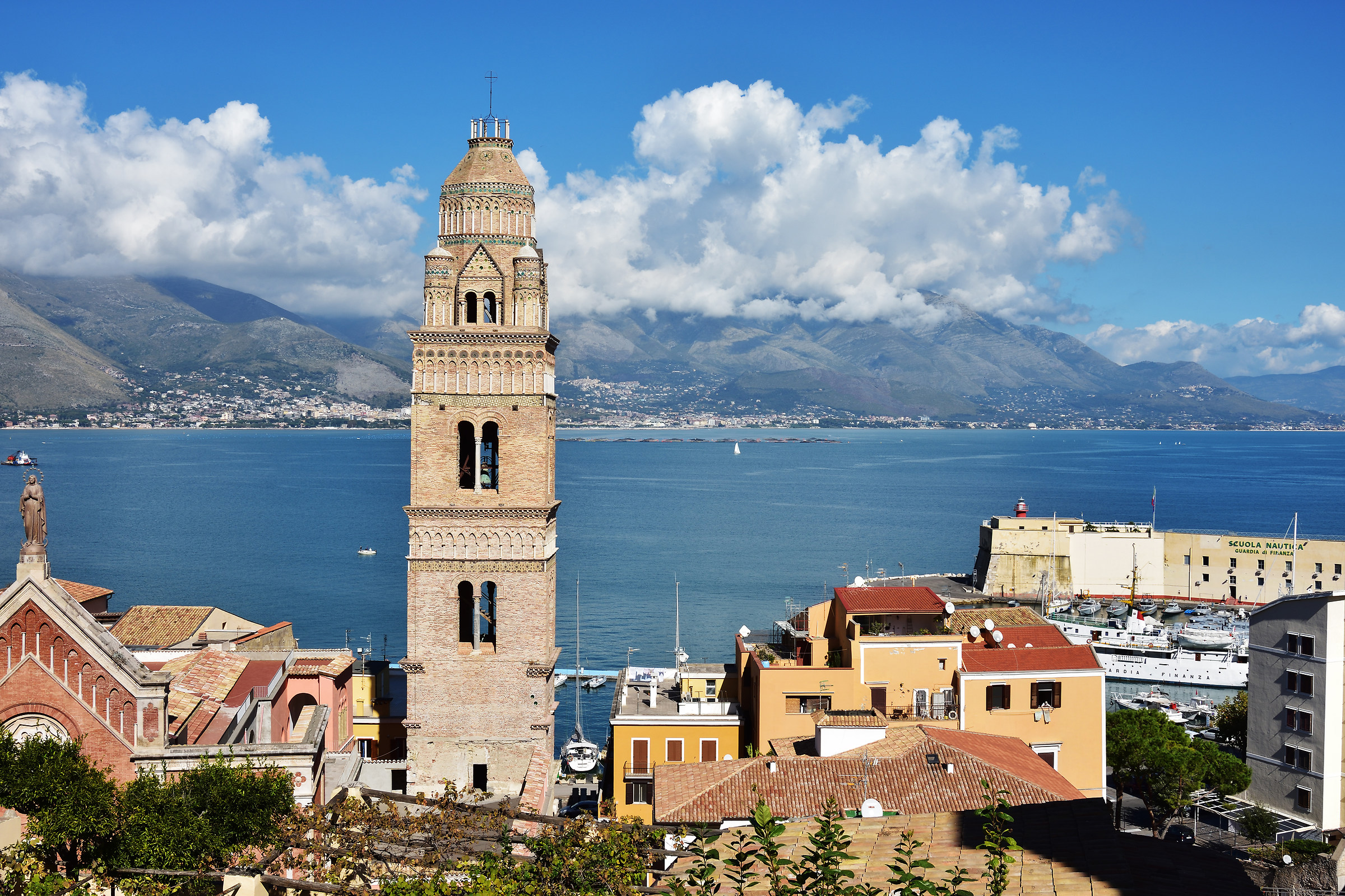 The cabin and the port of Gaeta