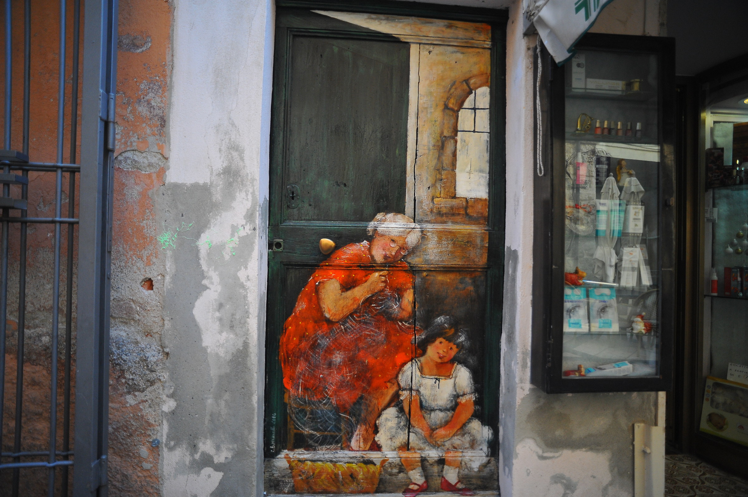 sulla porta...nonna e nipotina...