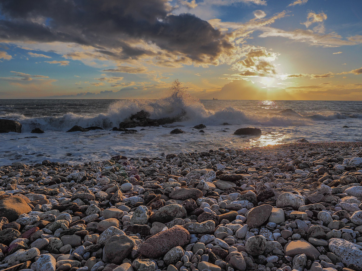 Rough seas at sunset San. Leone (ag)