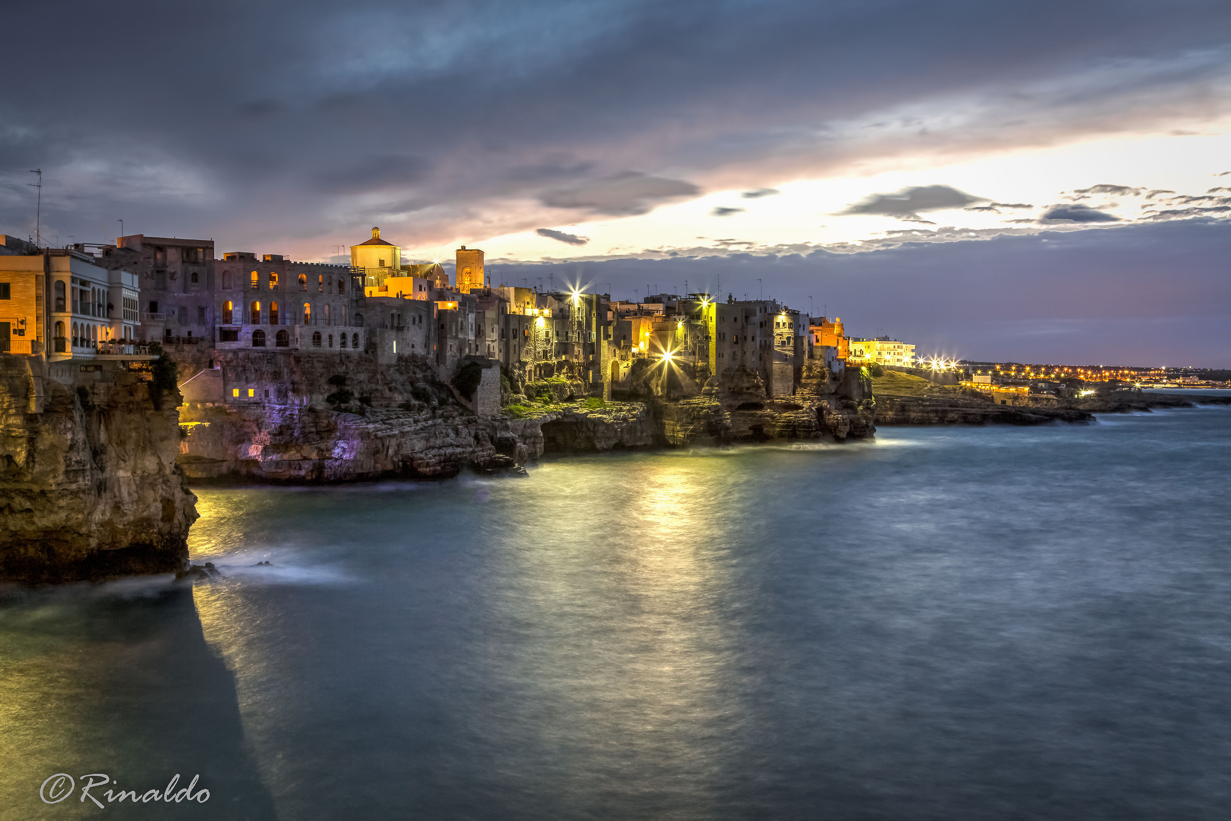 Luci di Polignano all'imbrunire