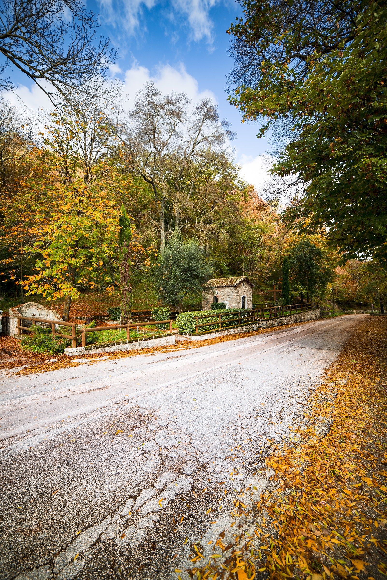 Alberona , chiesetta in autunno