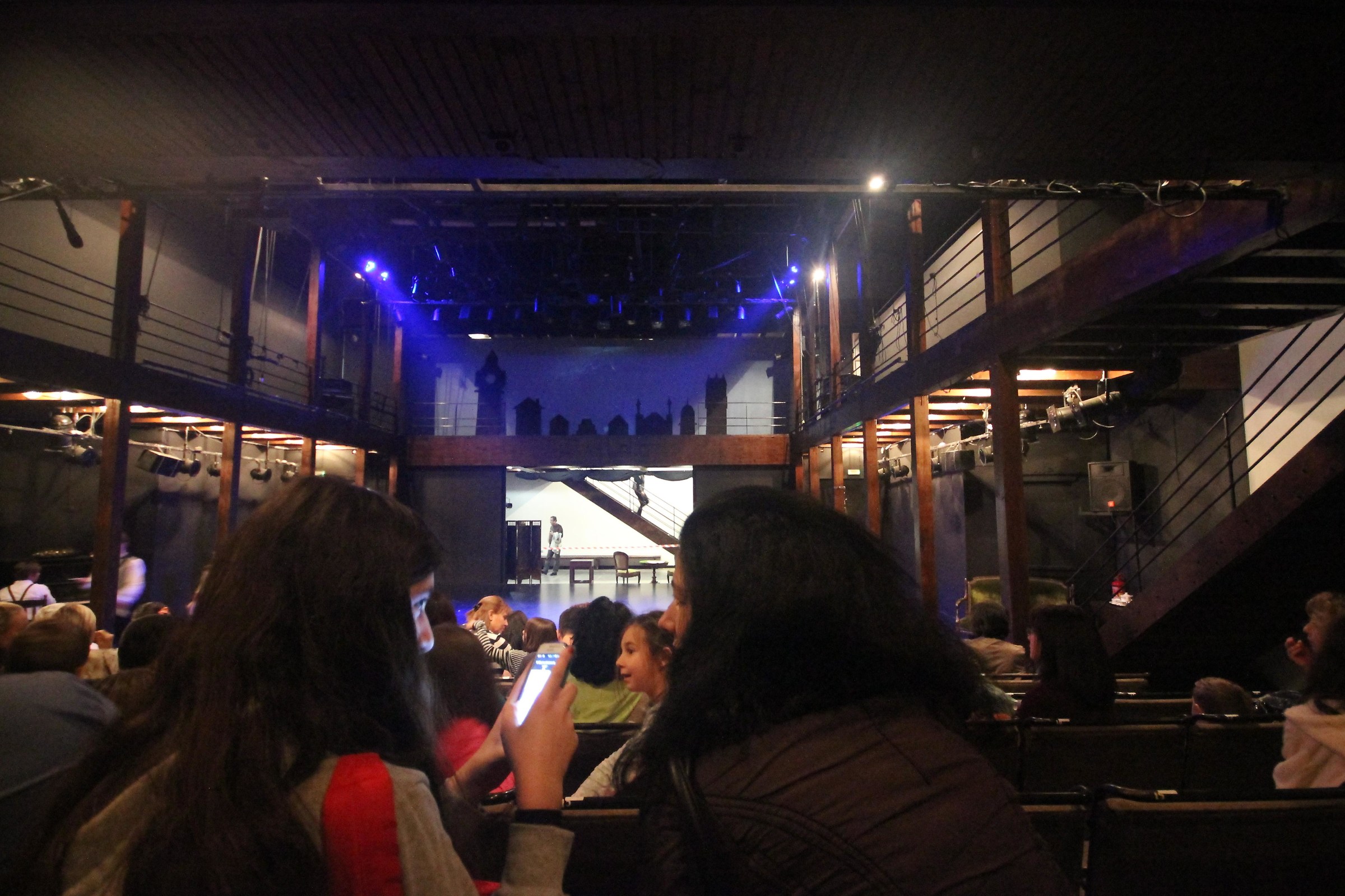 Aspettando la performance nel Teatro