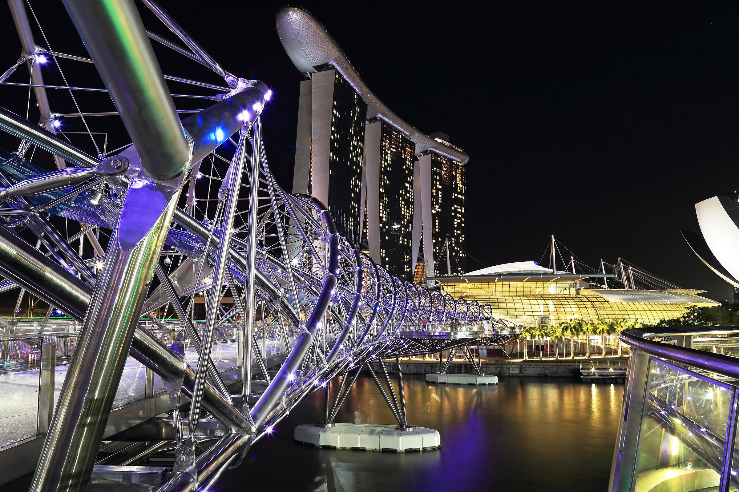 Singapore. Il ponte Helix con Marina Bay Sands.
