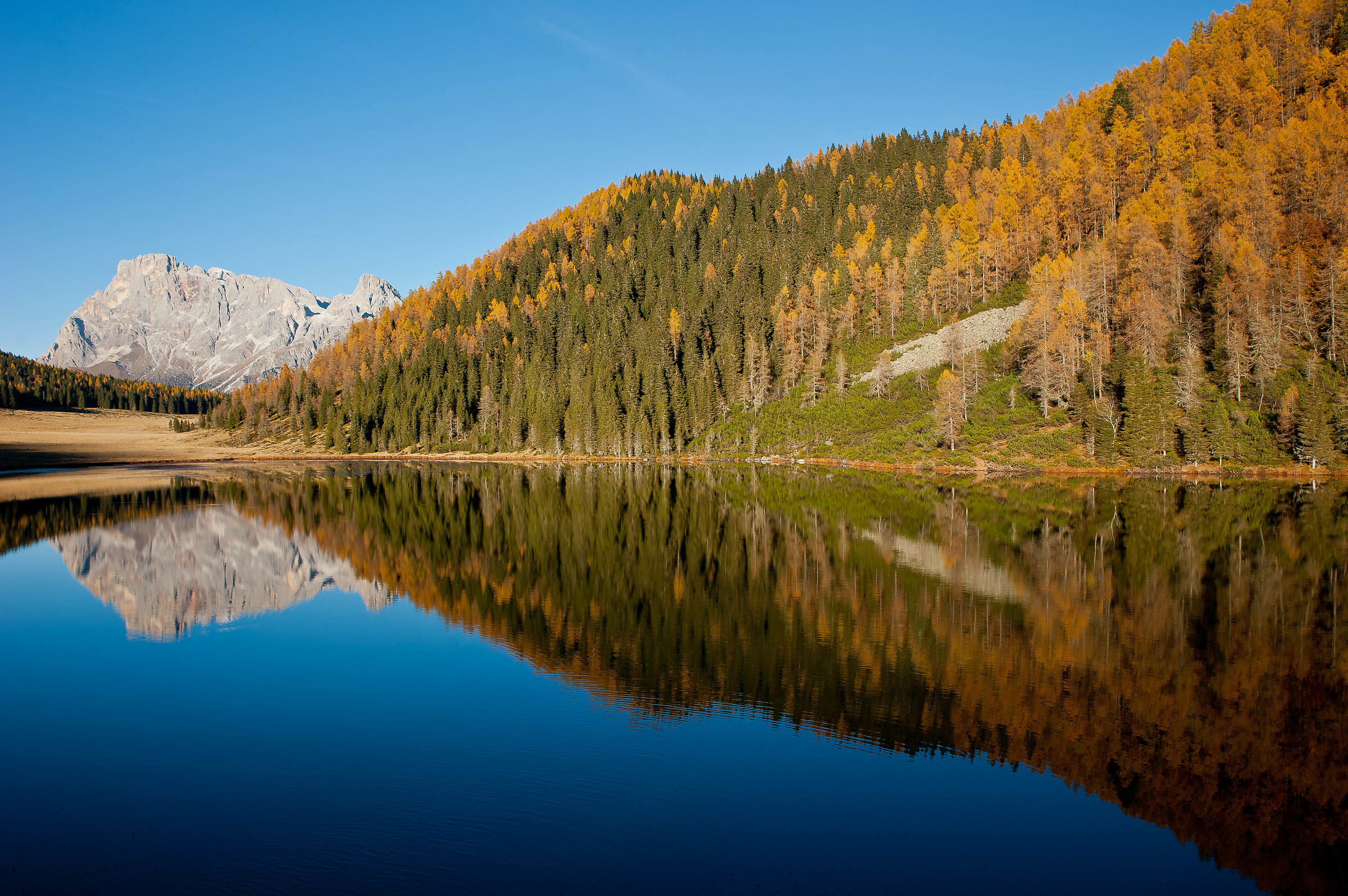 Calaita lake, in a beautiful autumn day.