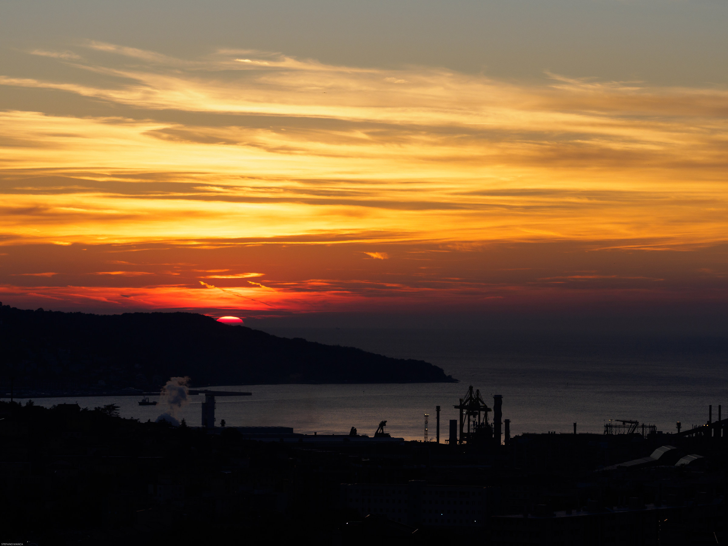 Tramonto su parco industriale, Italia