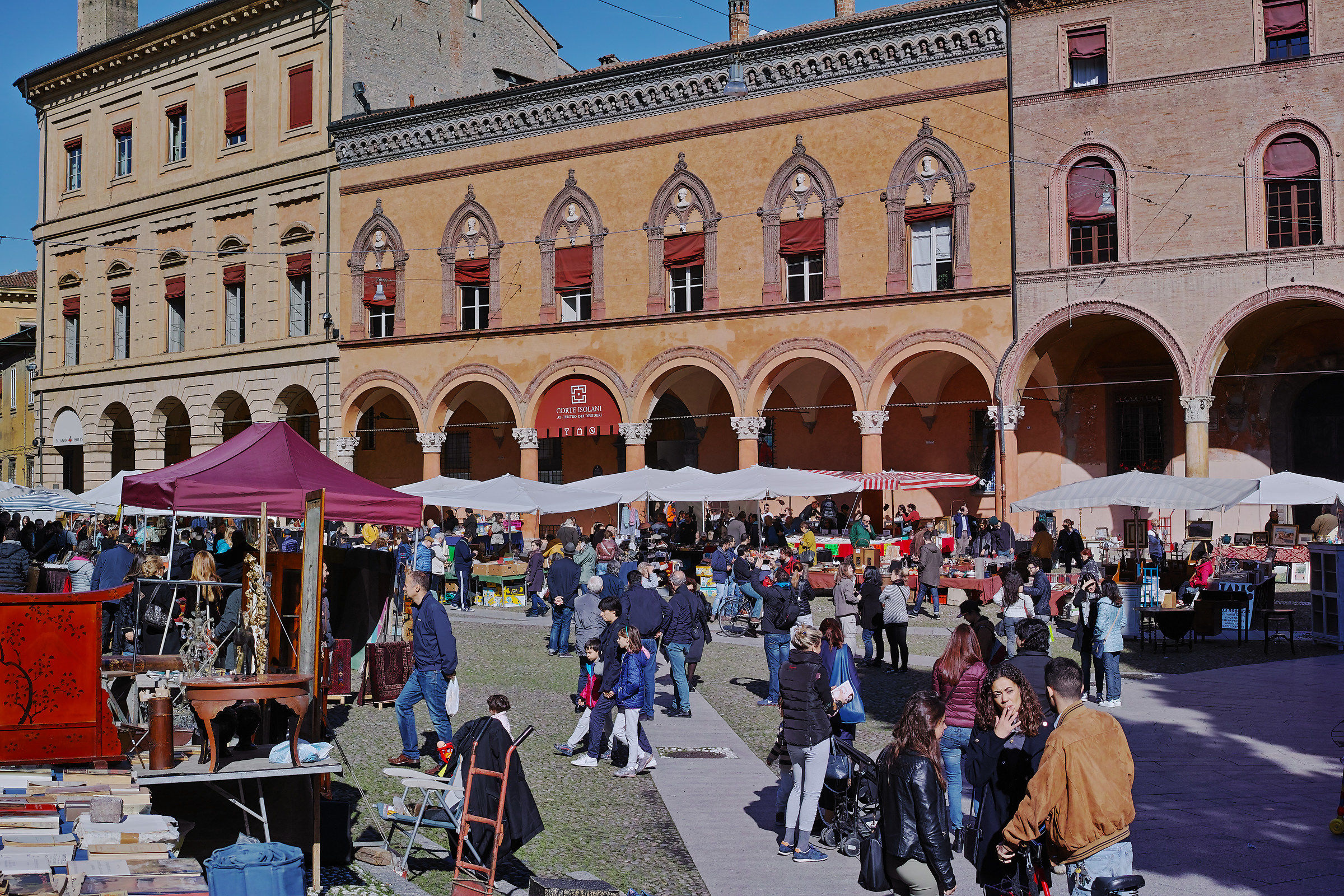 bologna, horse in the square find him .... :)