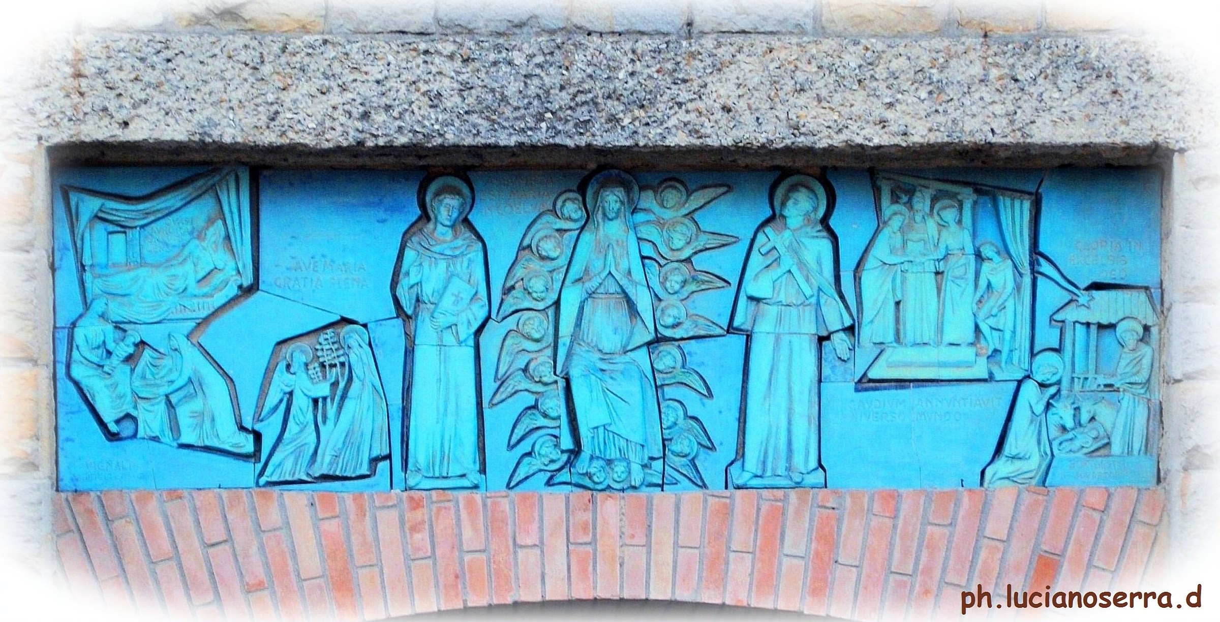 Sul portale della chiesa di Monghidoro (Bo)