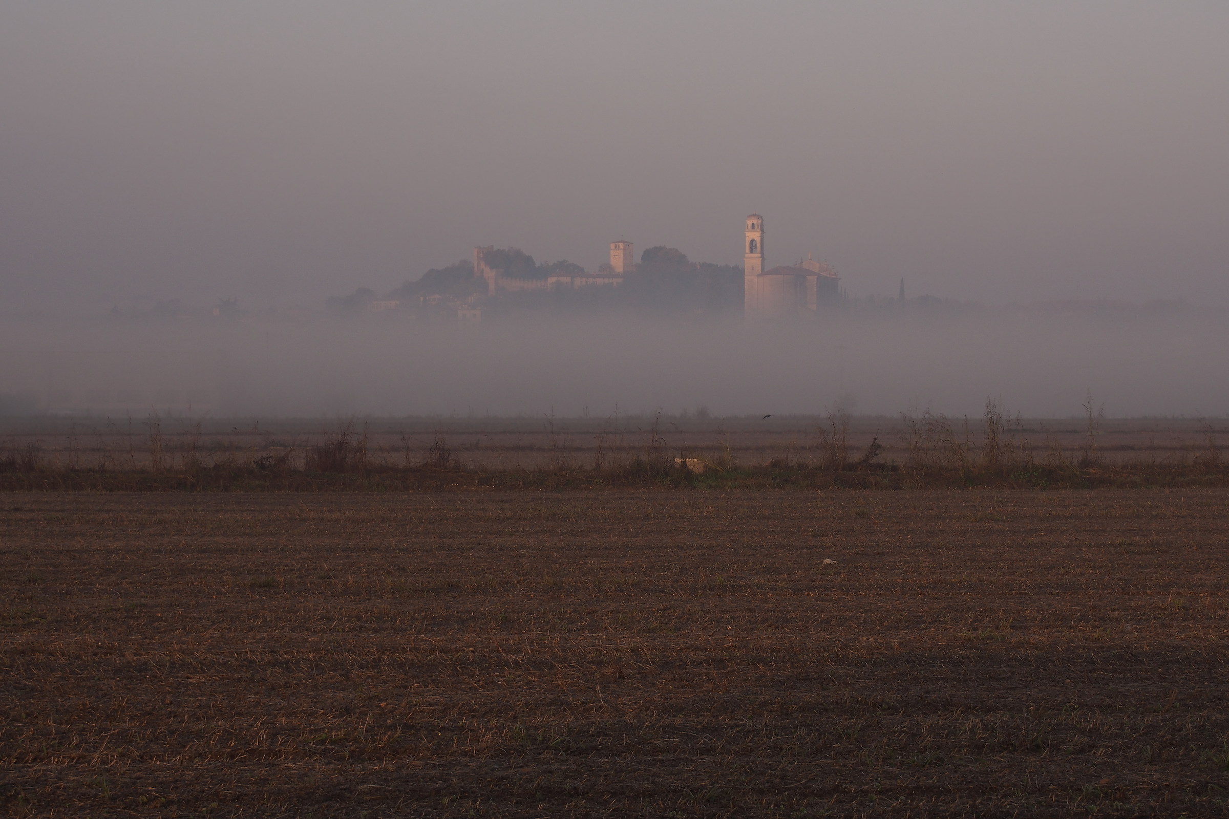 Alba - Il risveglio dell'abitato di Monzambano