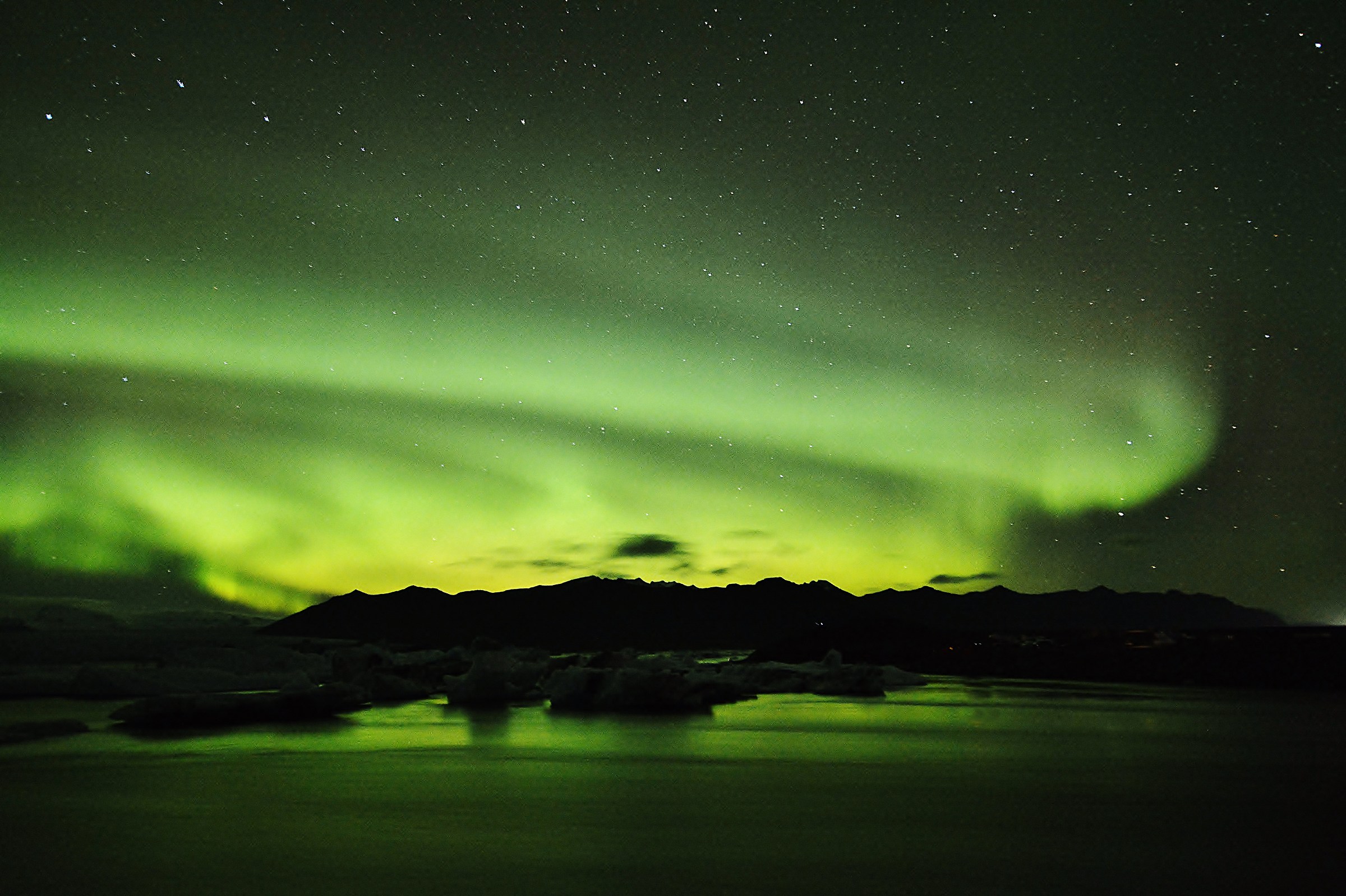 L'aurora illumina la laguna di Jokulsarlon