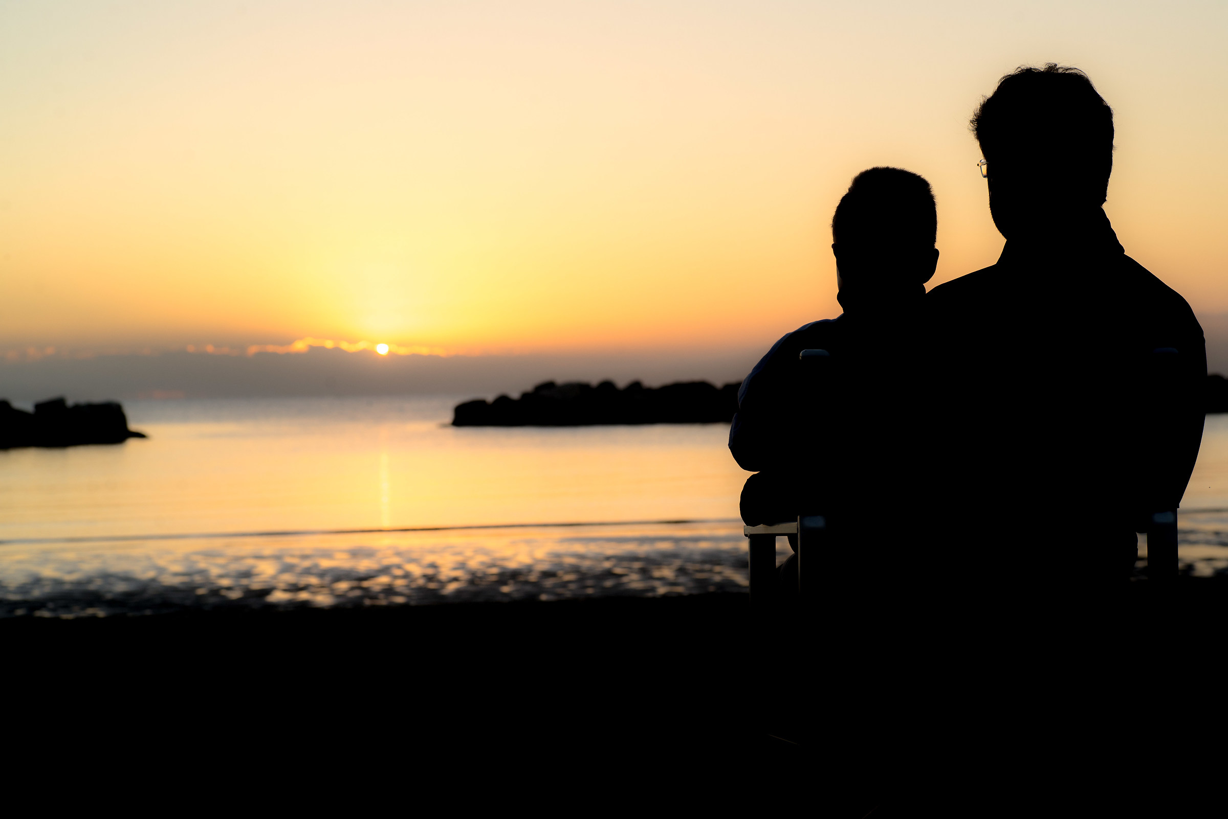 L'alba ci sorprese abbracciati..