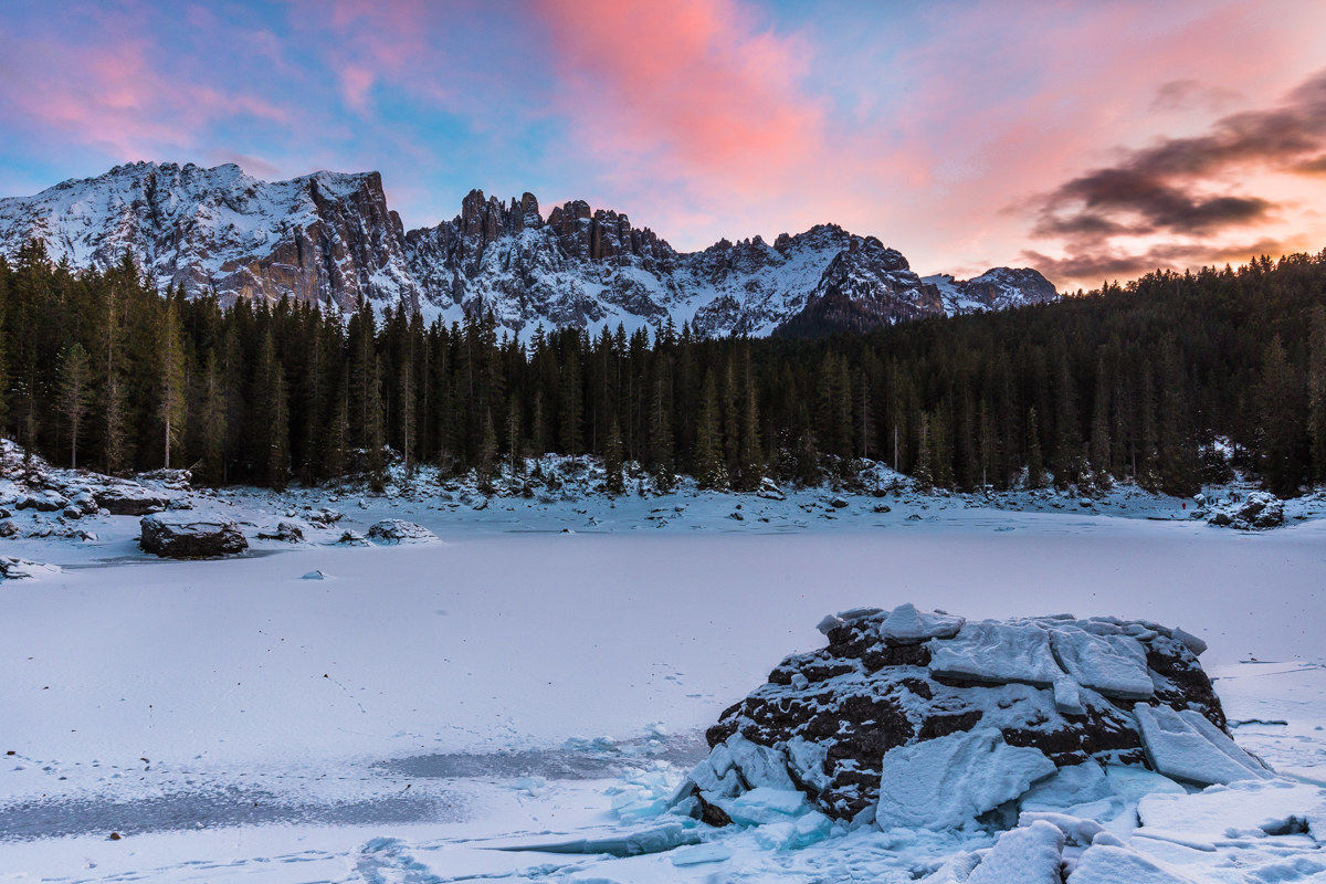 Lago di Carezza ghiacciato
