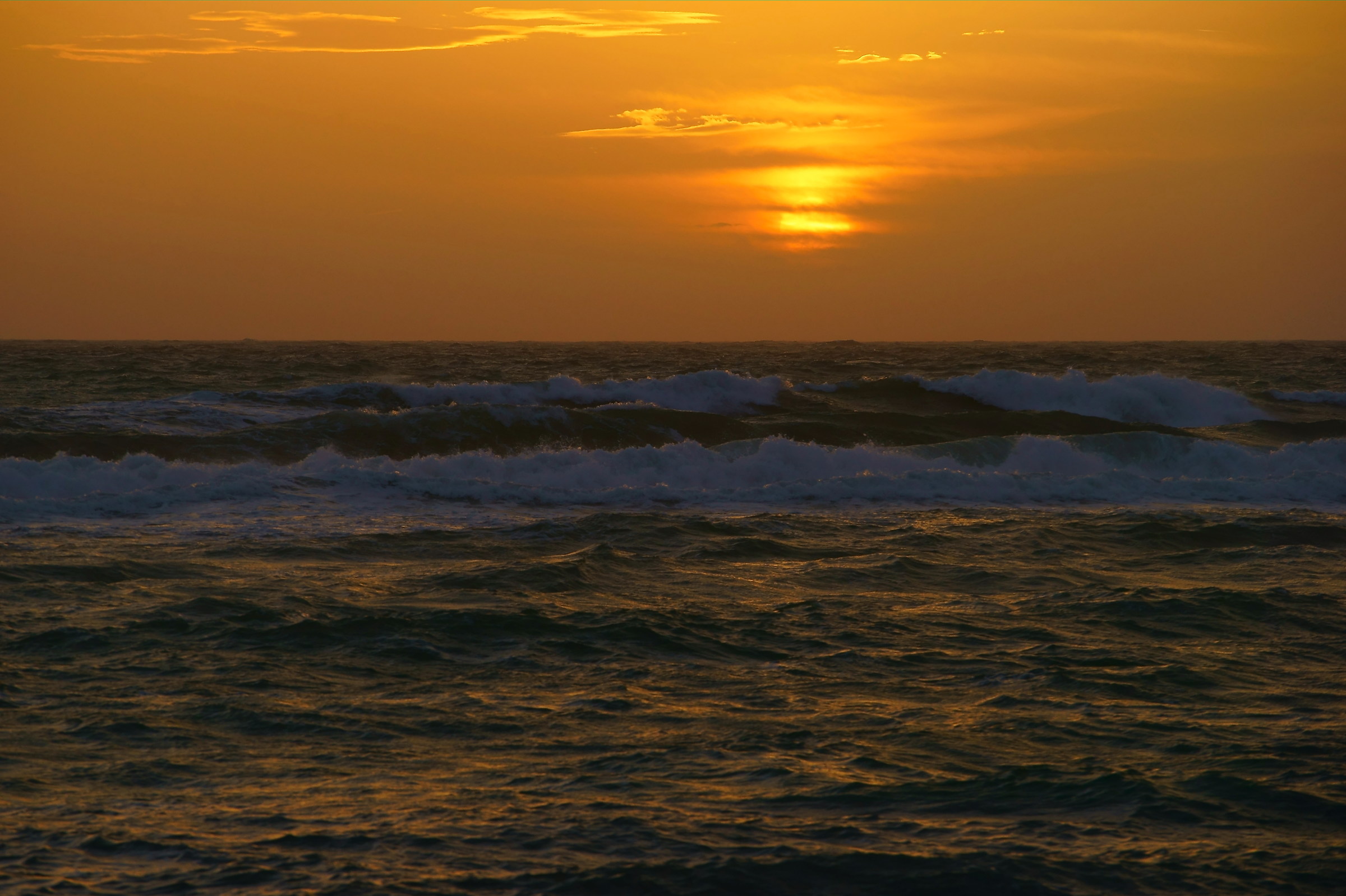 Tramonto con mare mosso.