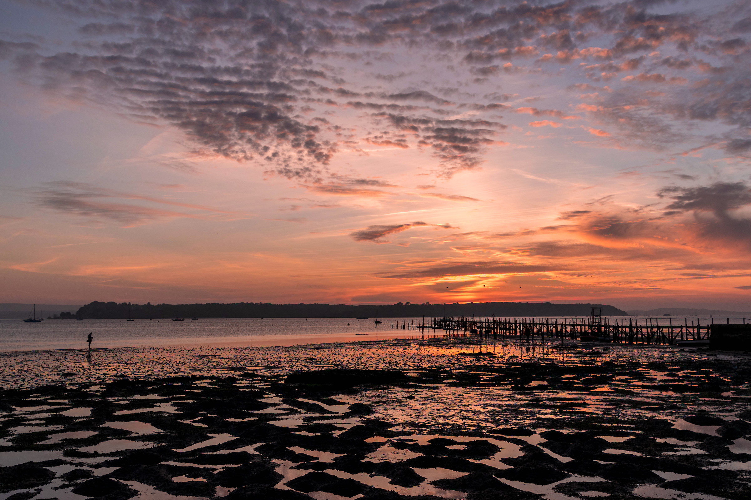 In piedi accanto al mare al tramonto