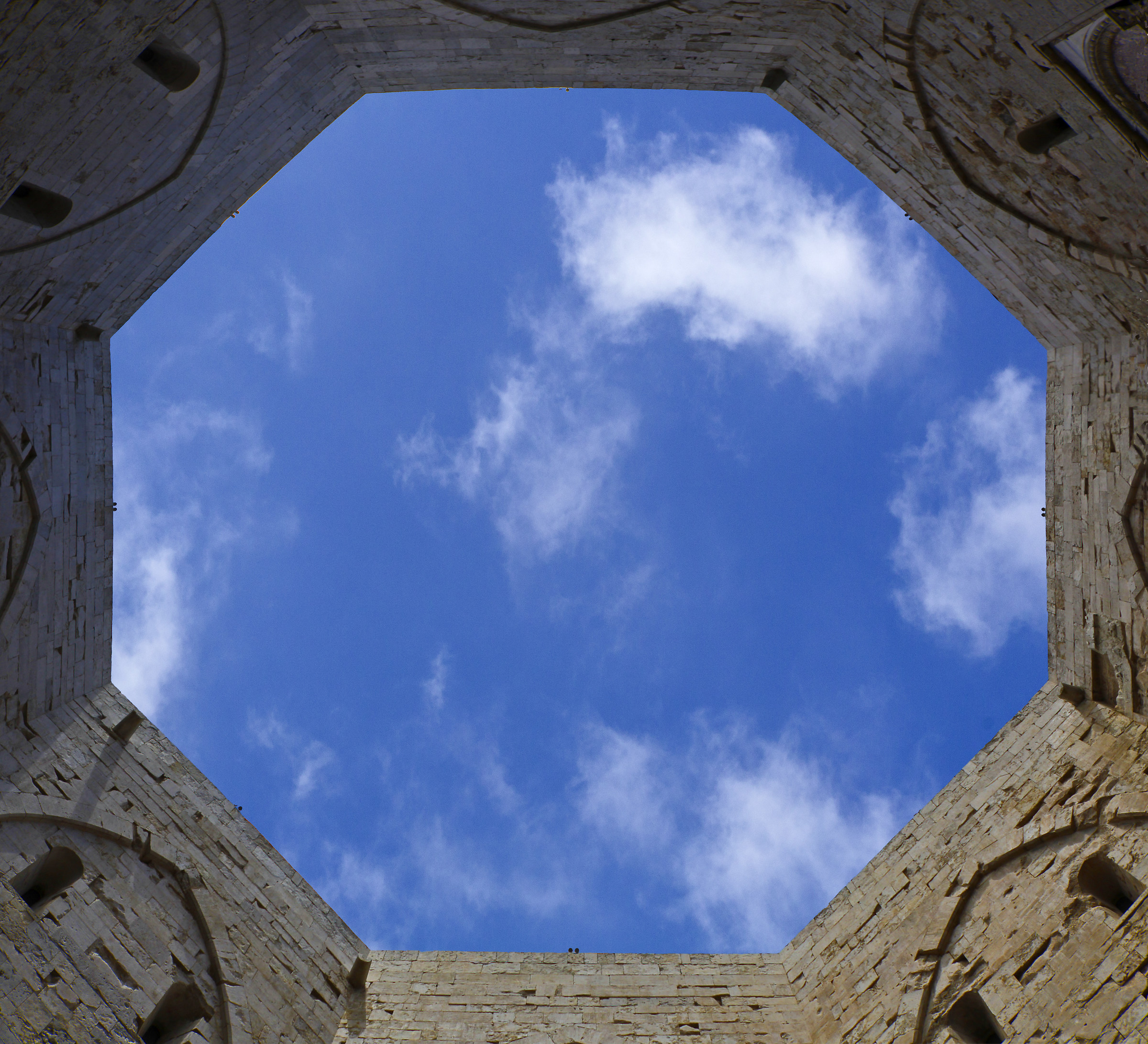 Castel Del Monte con lo sguardo all'insù