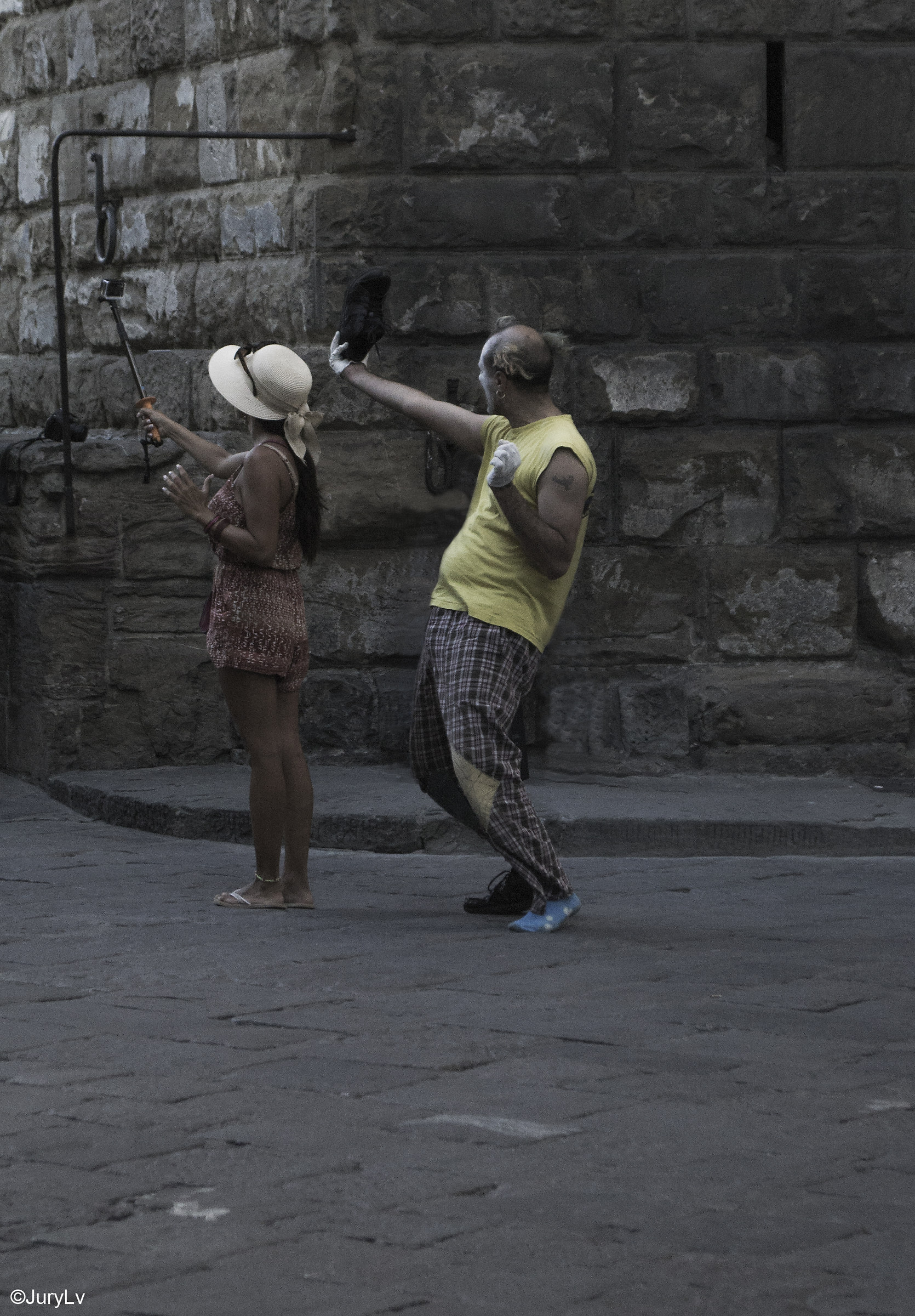 Everyone makes their selfies ...