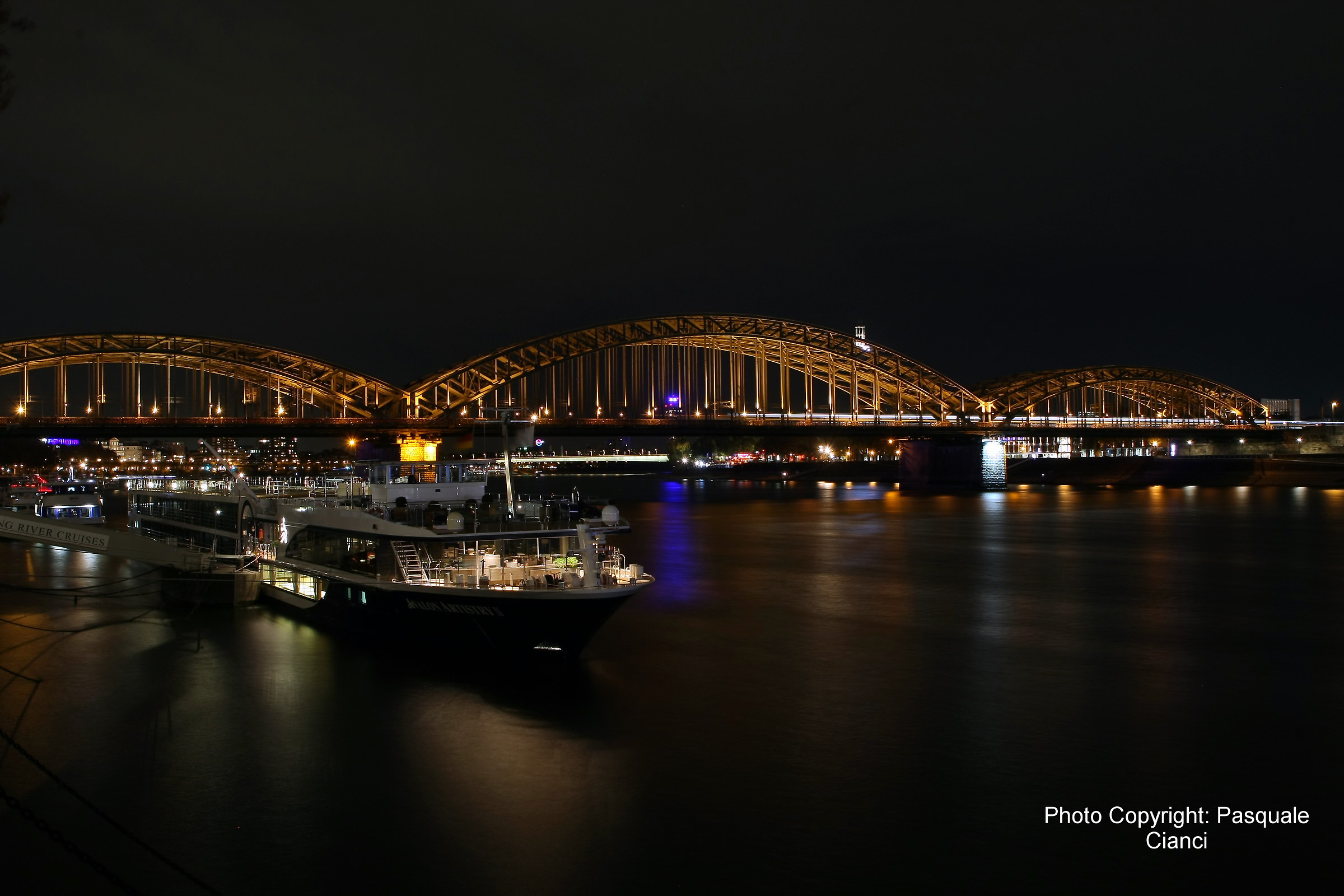 Cologne by night ..