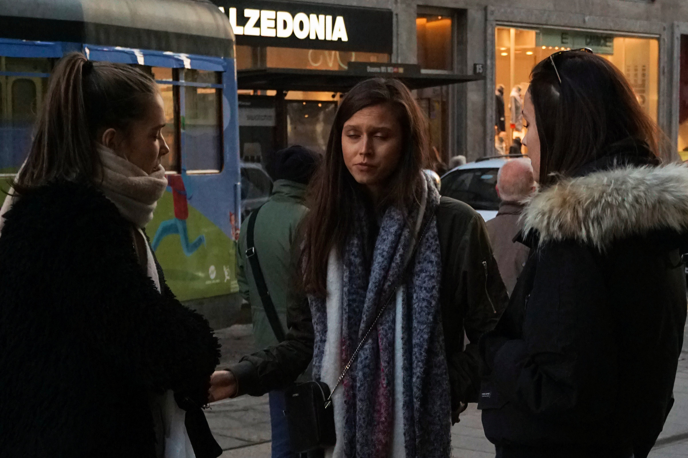 Modelle dagli occhi chiusi n° 10000, 20000, 30000