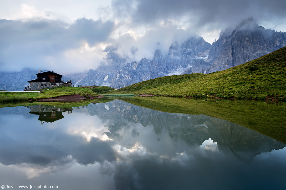 Baita Segantini before dawn, 015812
