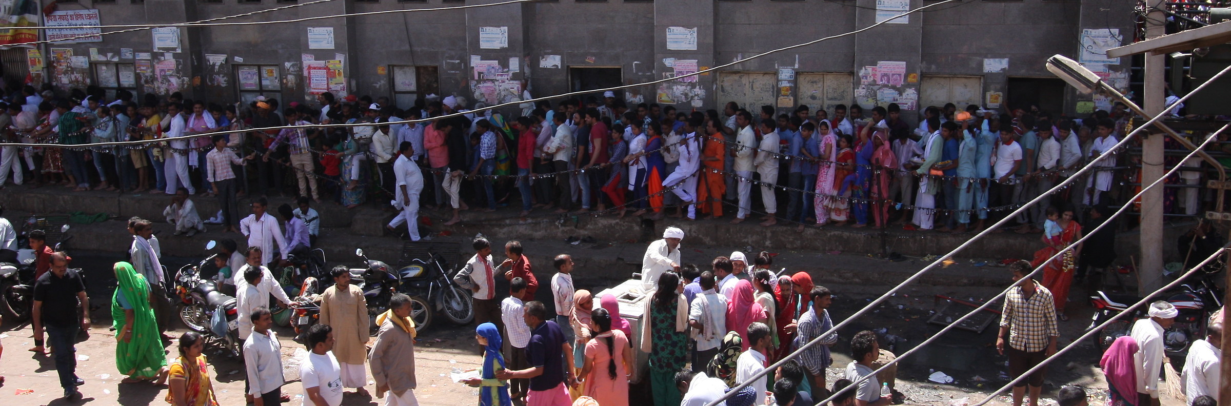 Long queue to enter the Temple Mehandipur Balaj
