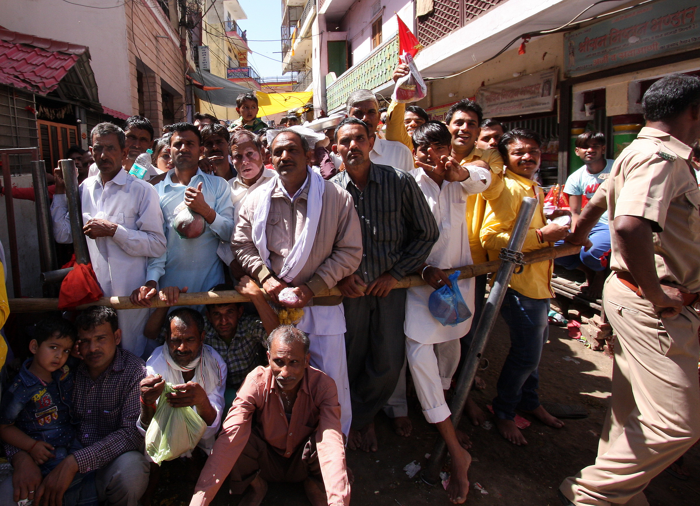 1643 - Police organizes access