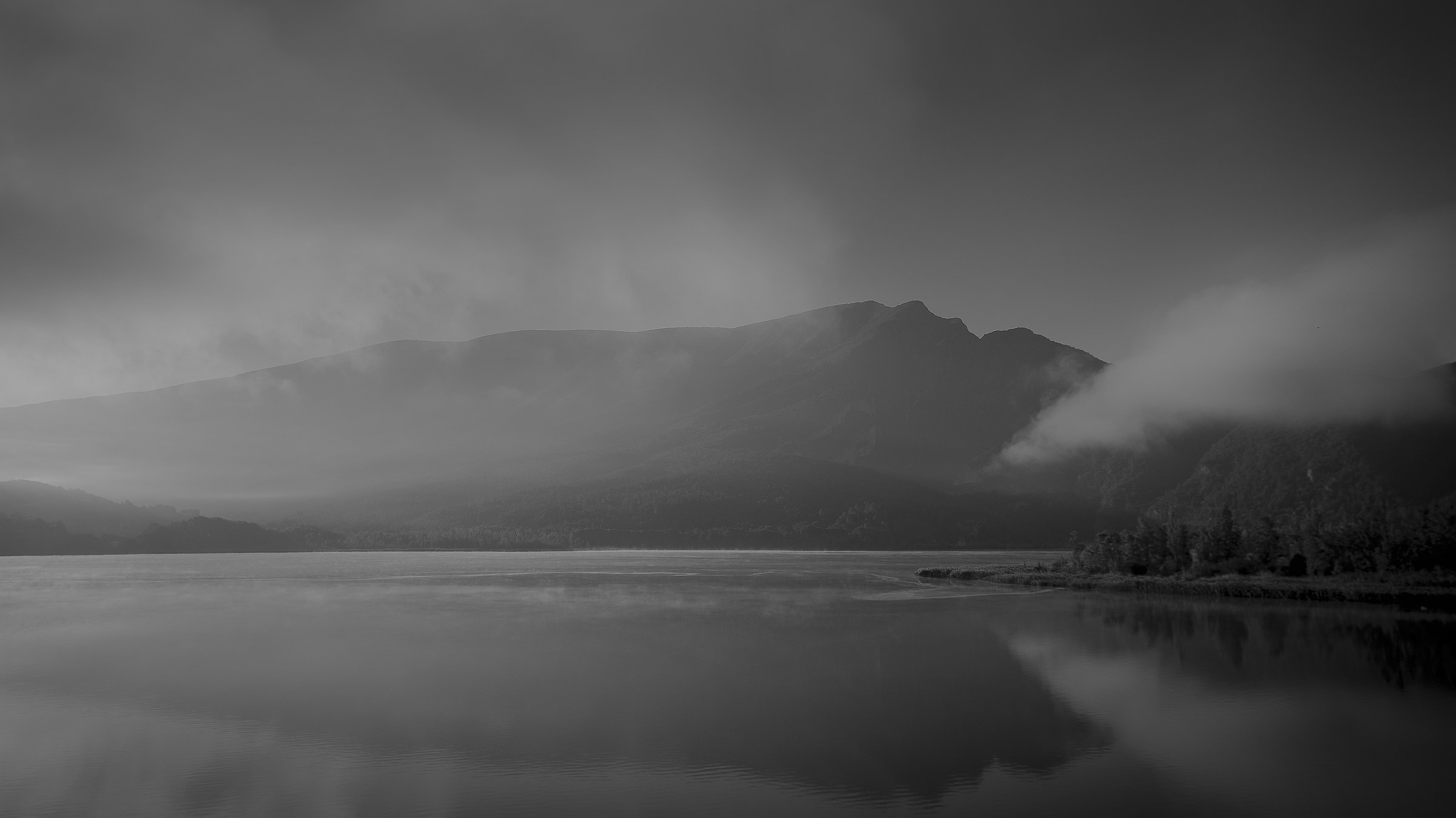 Nebbia sul lago: Pirenei Spagnoli