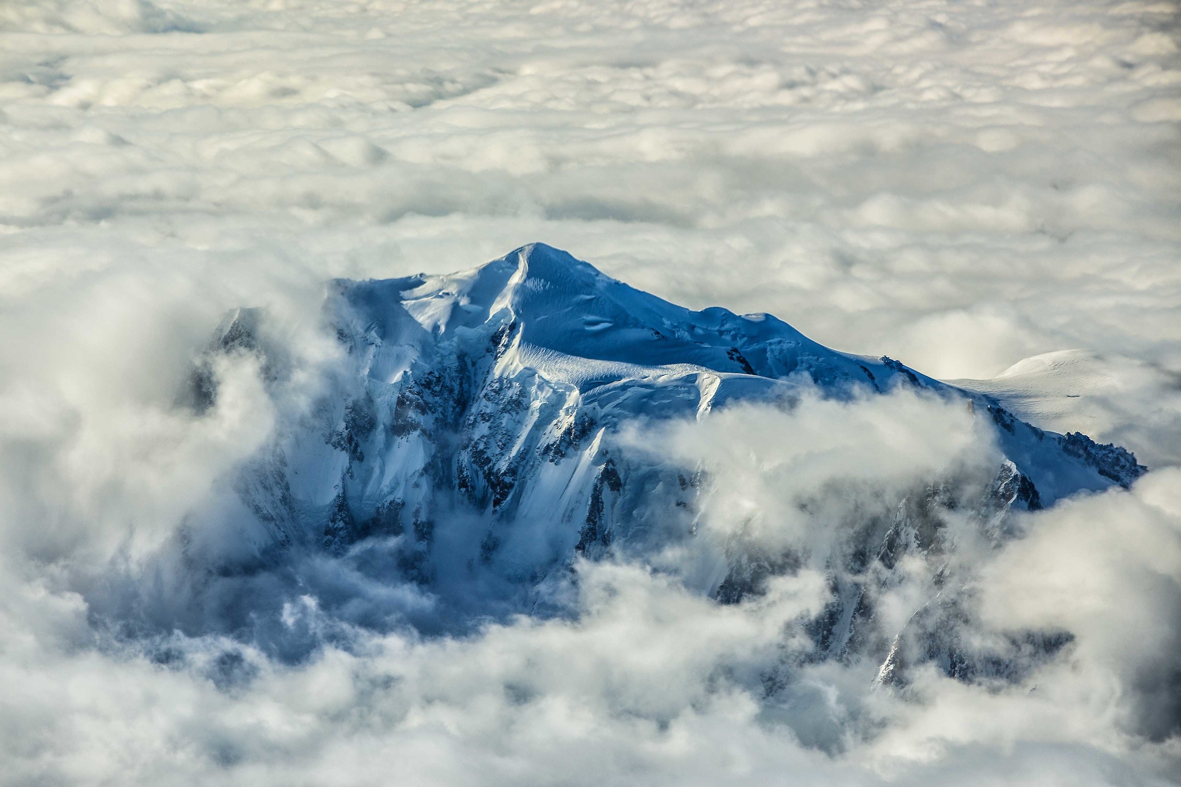 Monte bianco svetta fra le nubi