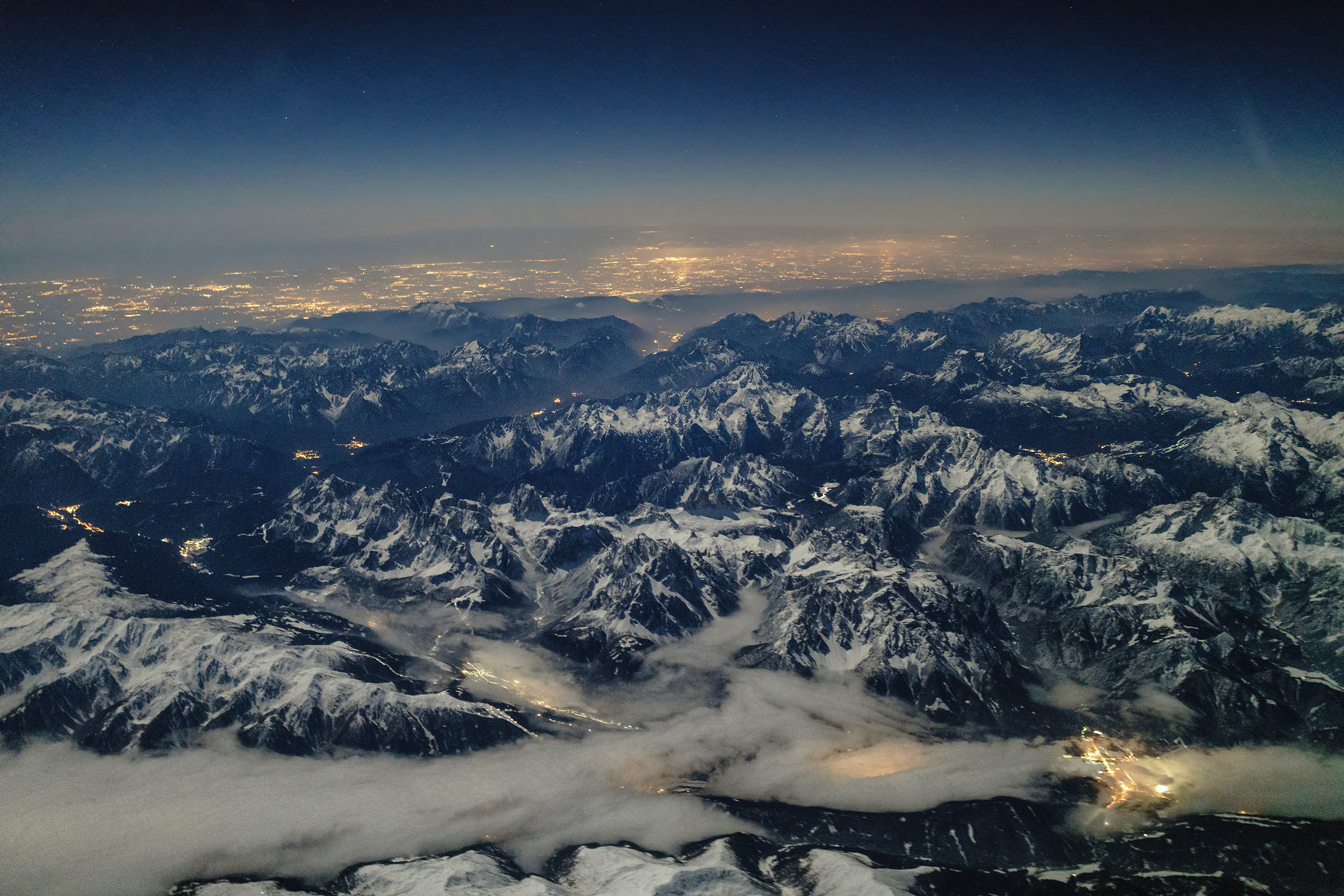 Dolomiti di notte viste da nord (foto aerea)