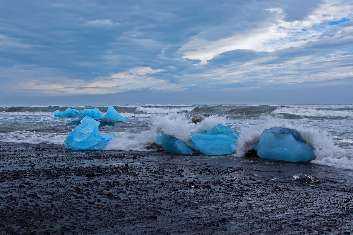 Blocchi di ghiaccio sulla spiaggia