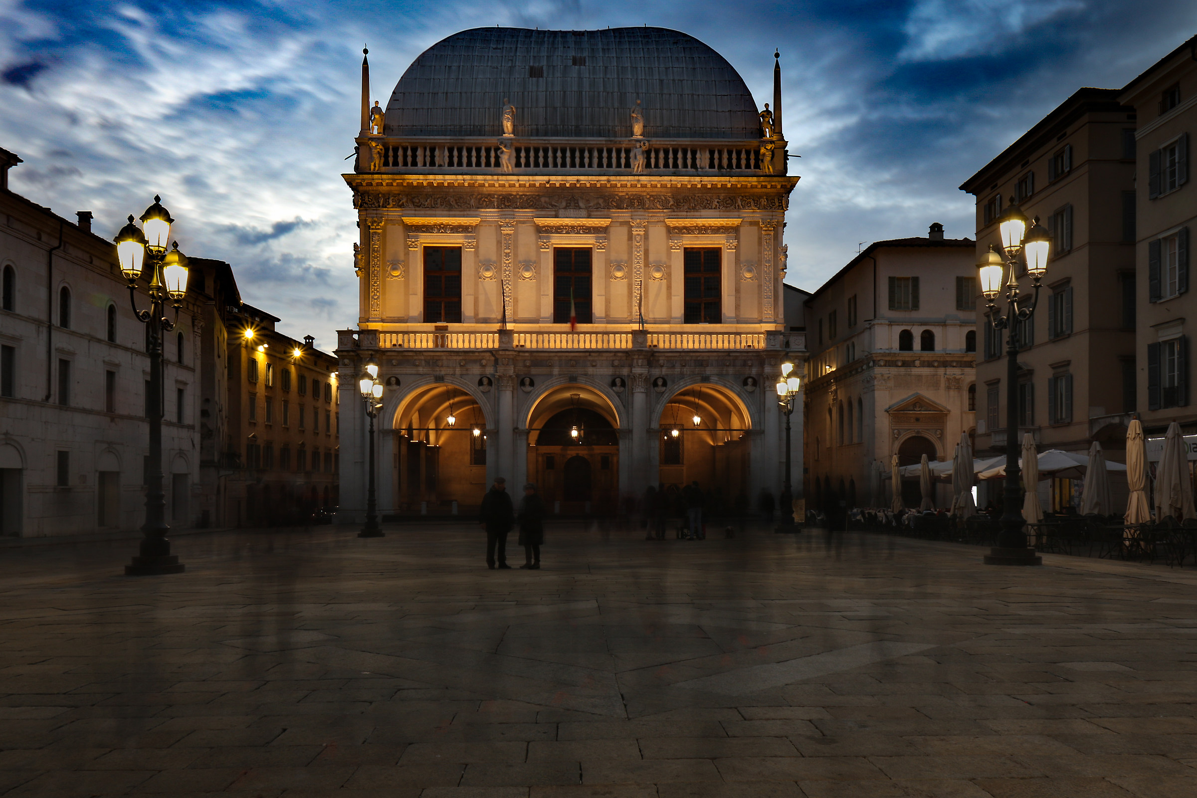 Nell'ombra della piazza