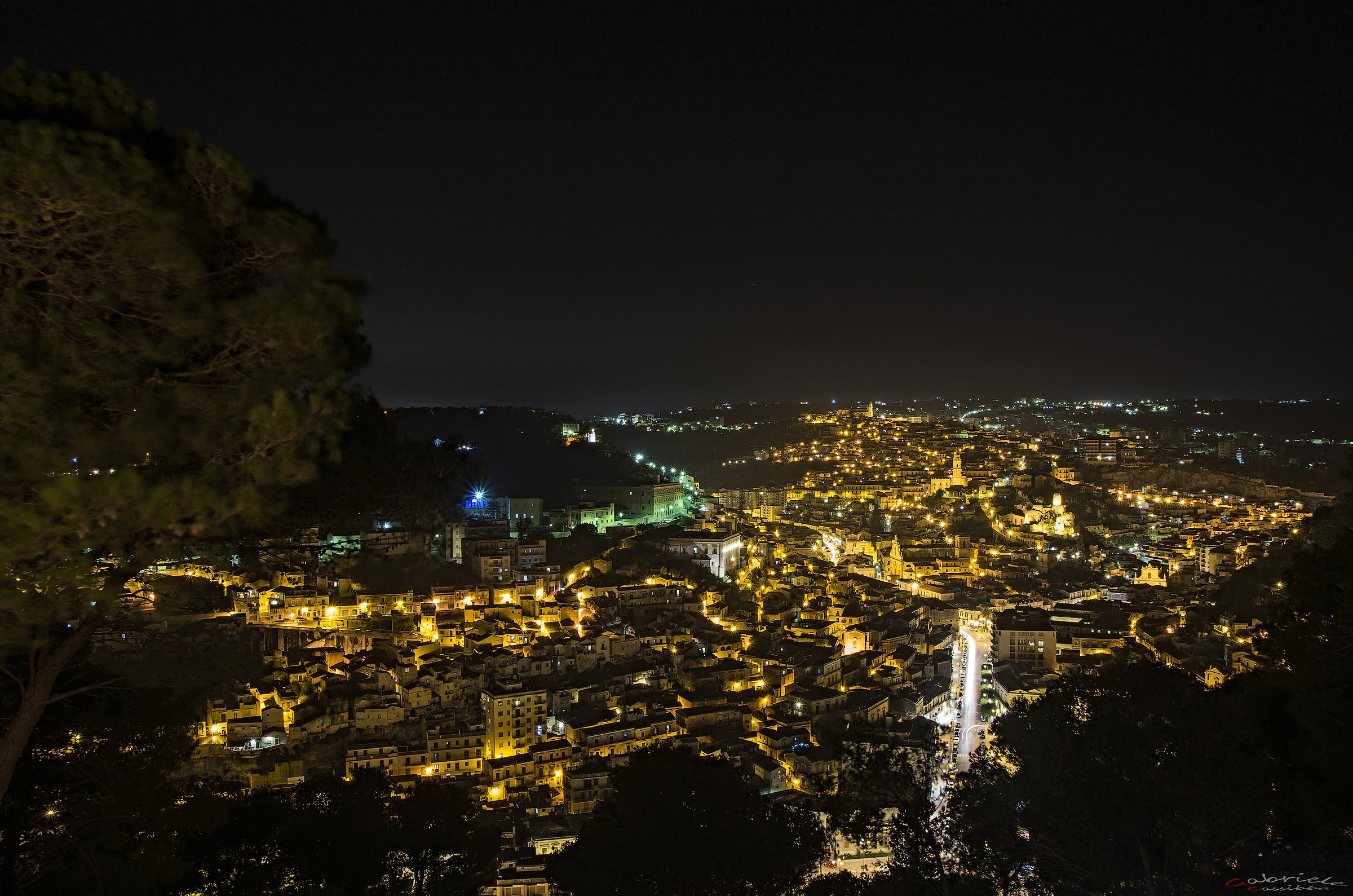 Vista in notturna di modica (rg)
