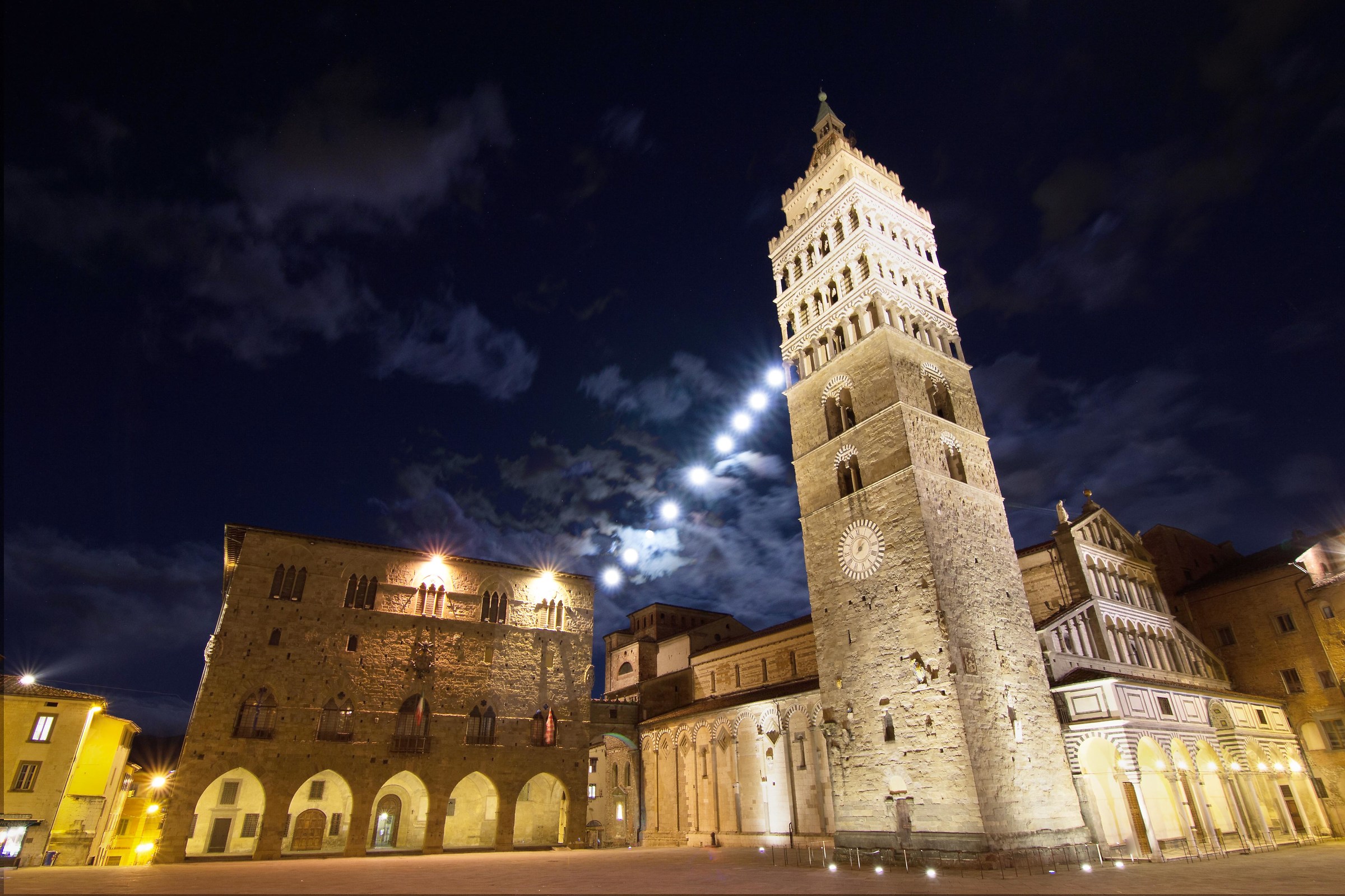 Pistoia, Piazza Duomo and the "superluna" on 14 No...