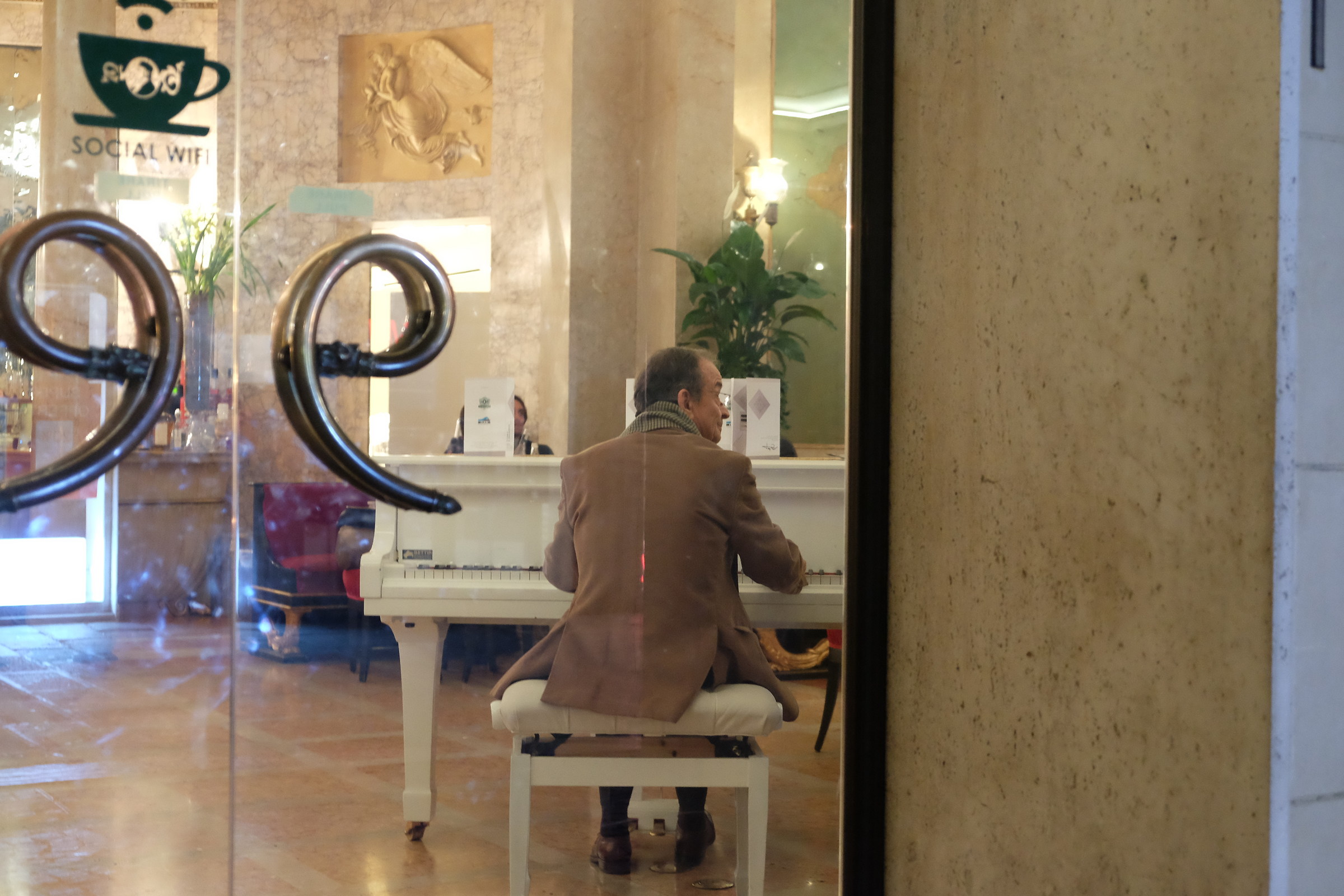 I have a piano bar pianist ...