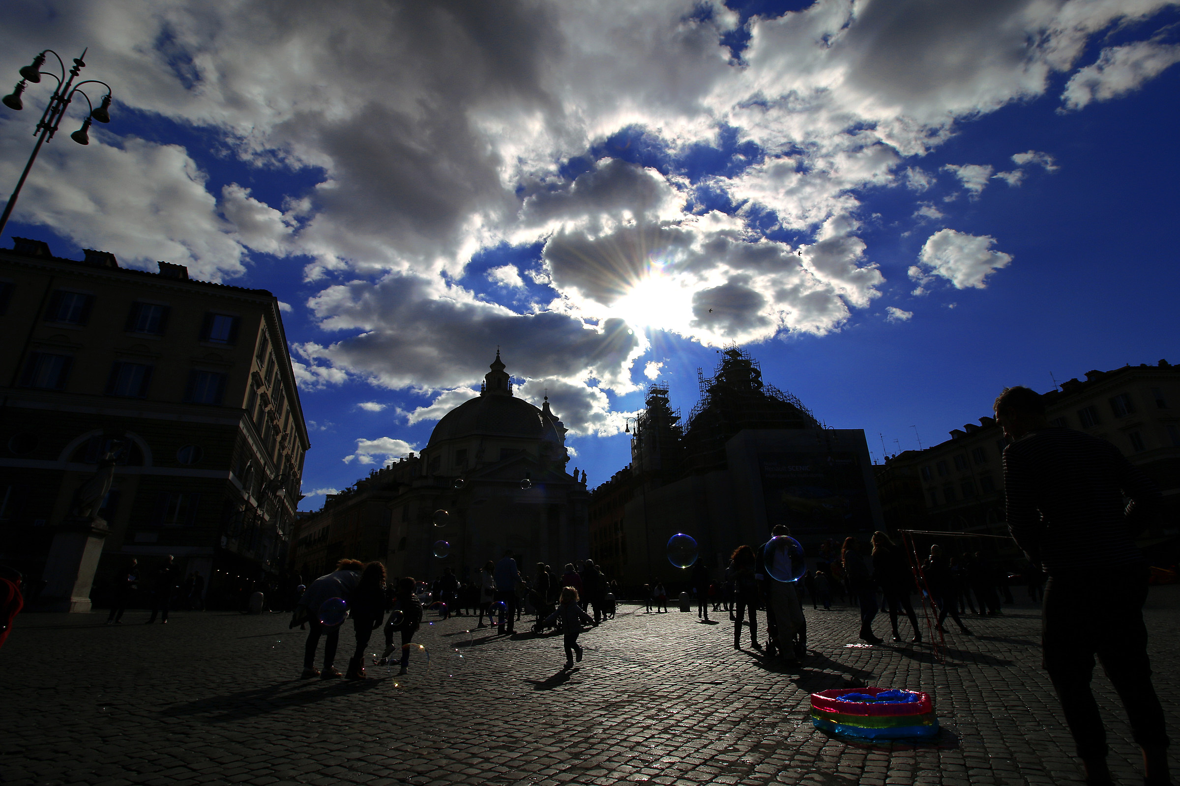 Piazza del Popolo between lights, shadows and bubbles