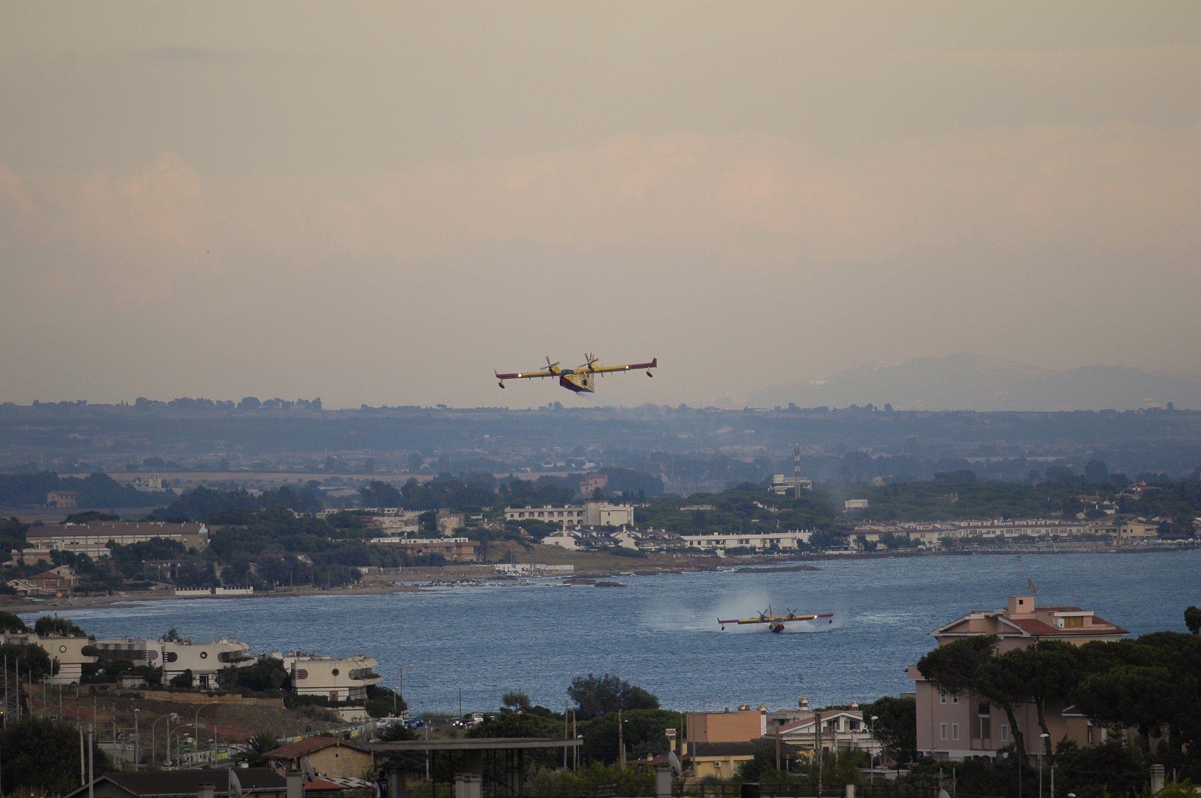 Canadair si riforniscono d'acqua