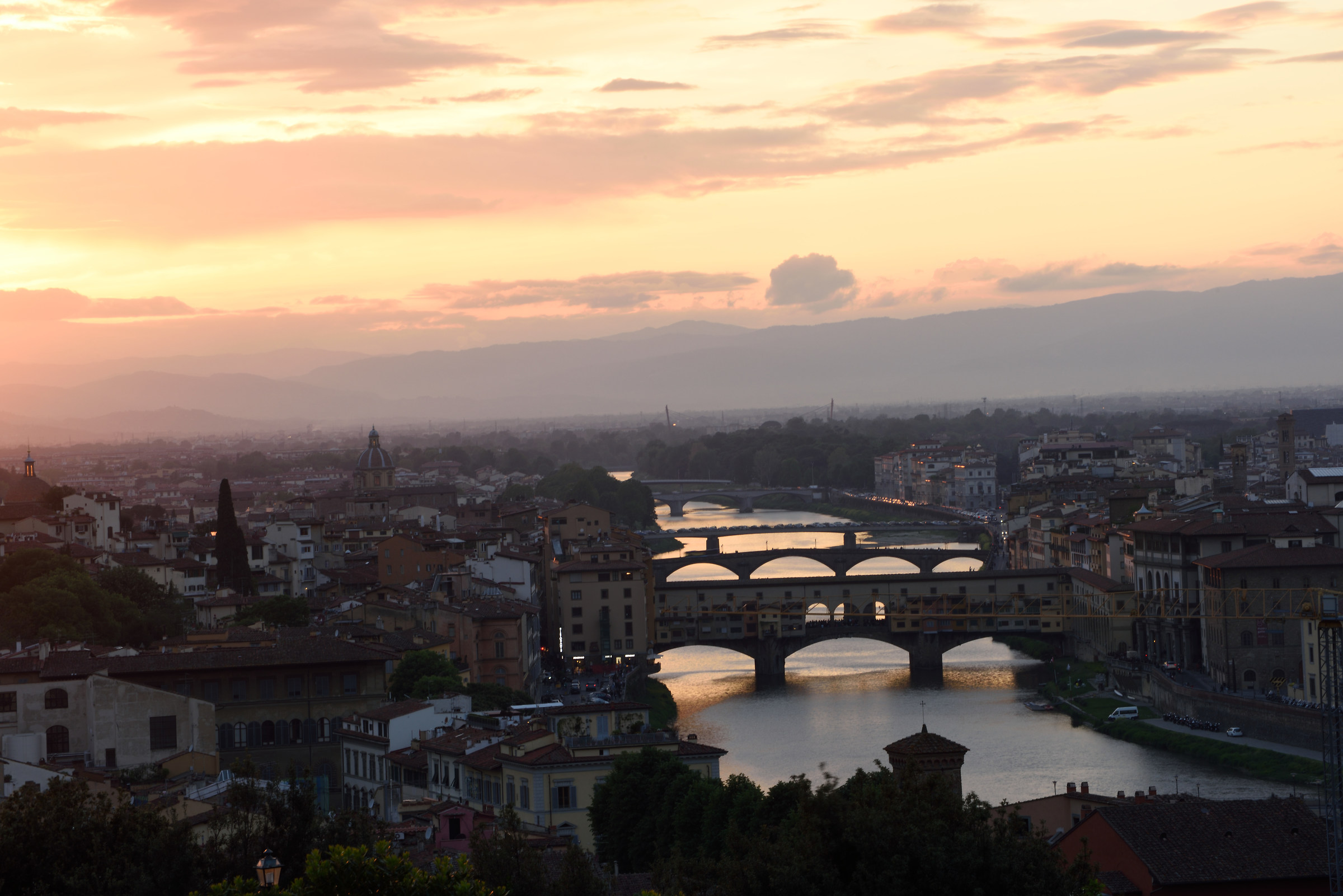 c'è sempre una gru che ......